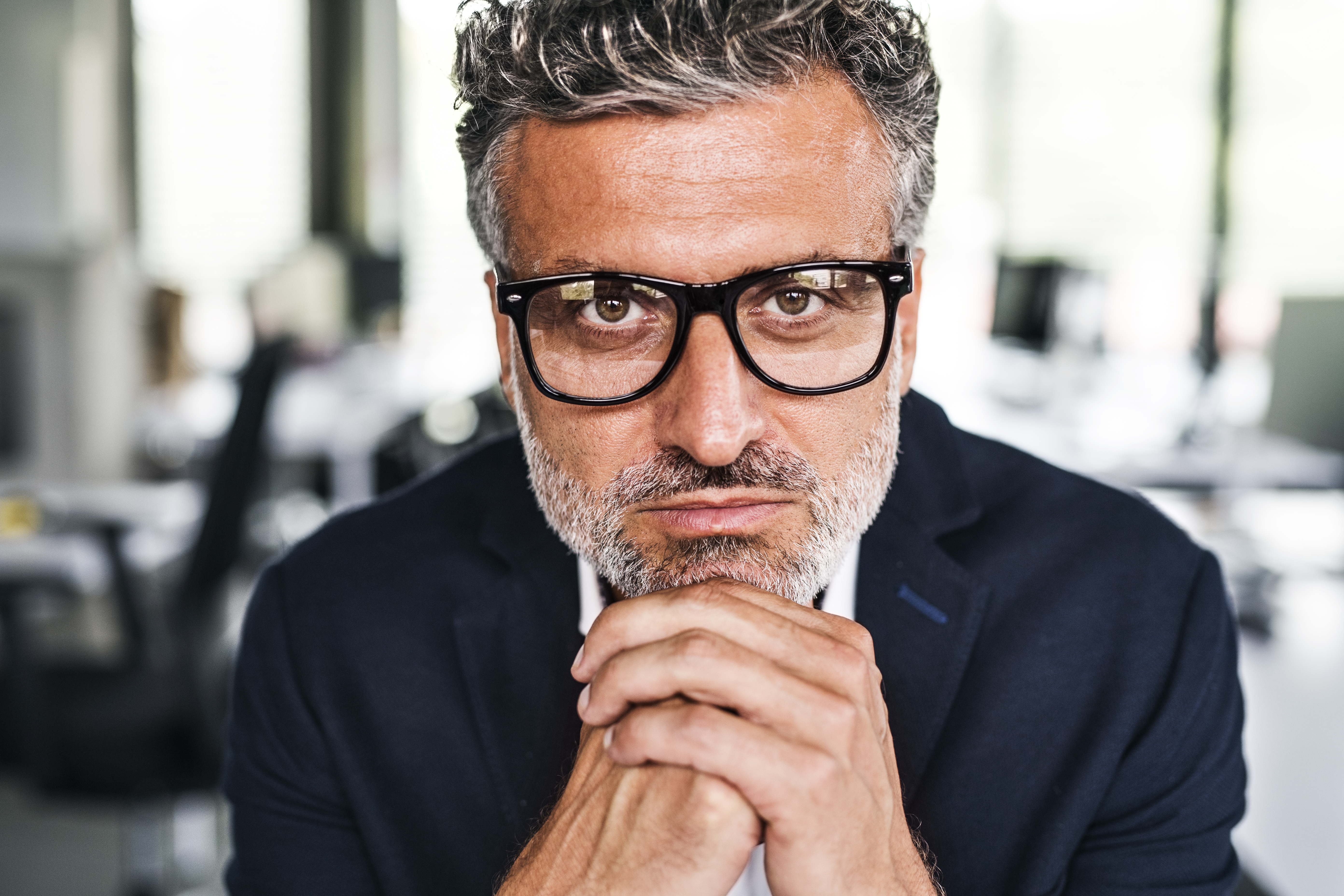 Retrato de hombre de negocios maduro y serio con gafas en la oficina | Foto: Getty Images