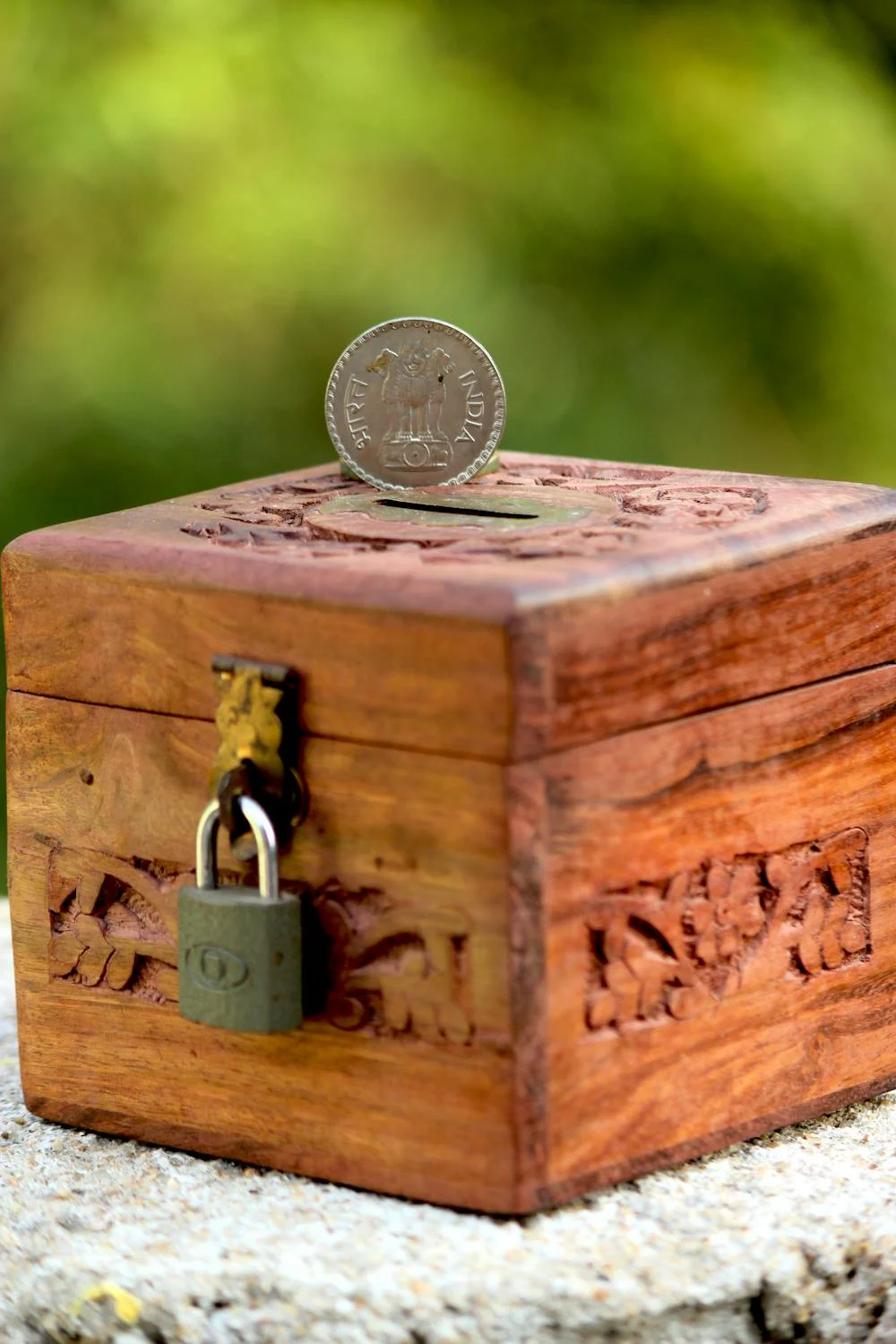 Una pequeña caja de madera | Fuente: Pexels