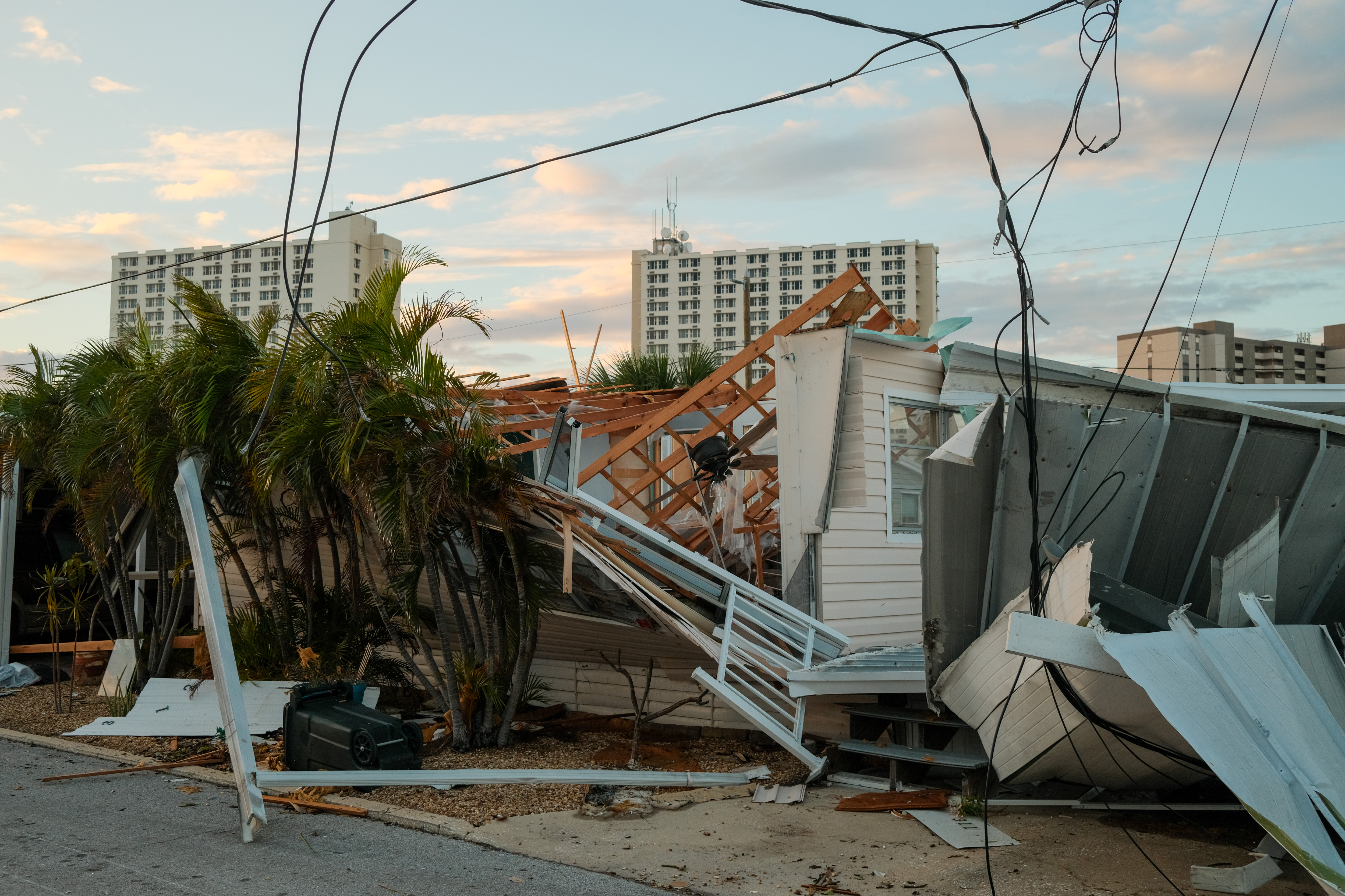 Un parque de casas móviles dañado tras el huracán Milton, visto el 10 de octubre de 2024 | Fuente: Getty Images