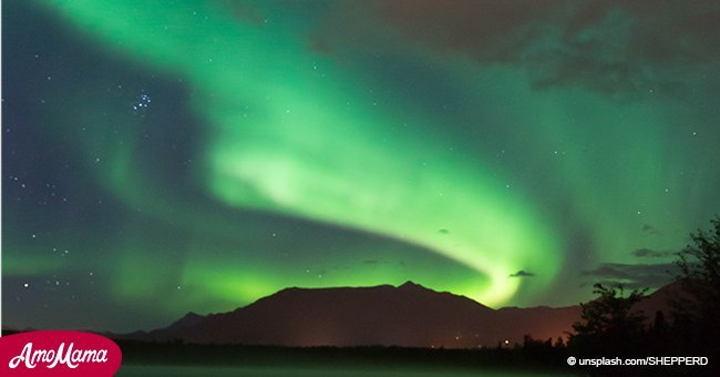Impresionante video muestra aurora boreal tiñendo de color el cielo nocturno