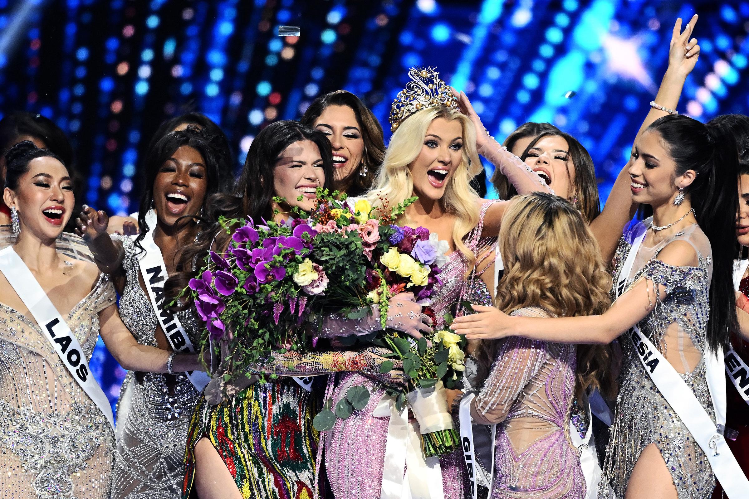 La recién coronada Miss Universo 2024, Victoria Kjaer Theilvig (C) de Dinamarca, reacciona mientras celebra en medio de las demás participantes en Ciudad de México el 16 de noviembre de 2024 | Fuente: Getty Images