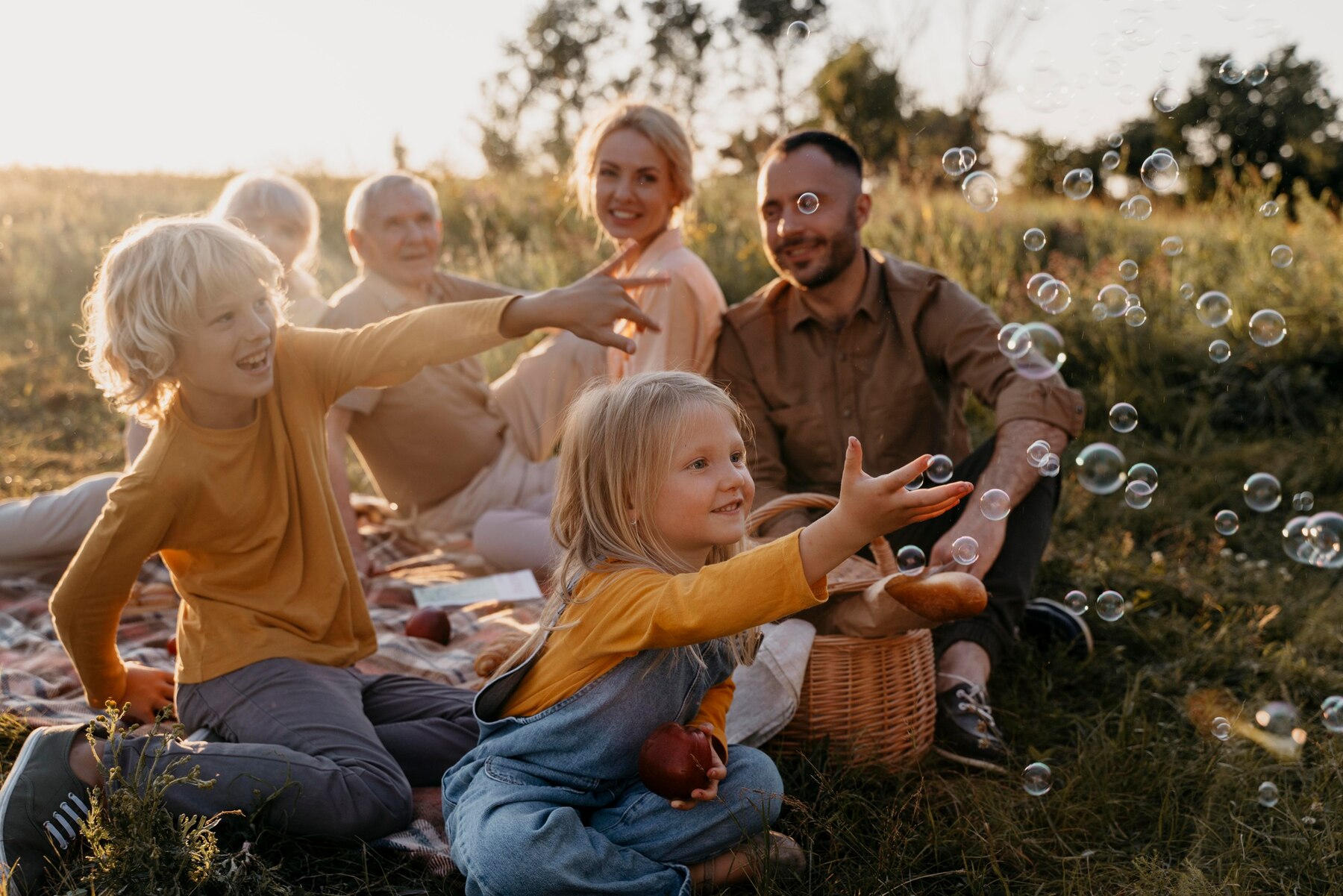 Una familia con niños | Fuente: Freepik