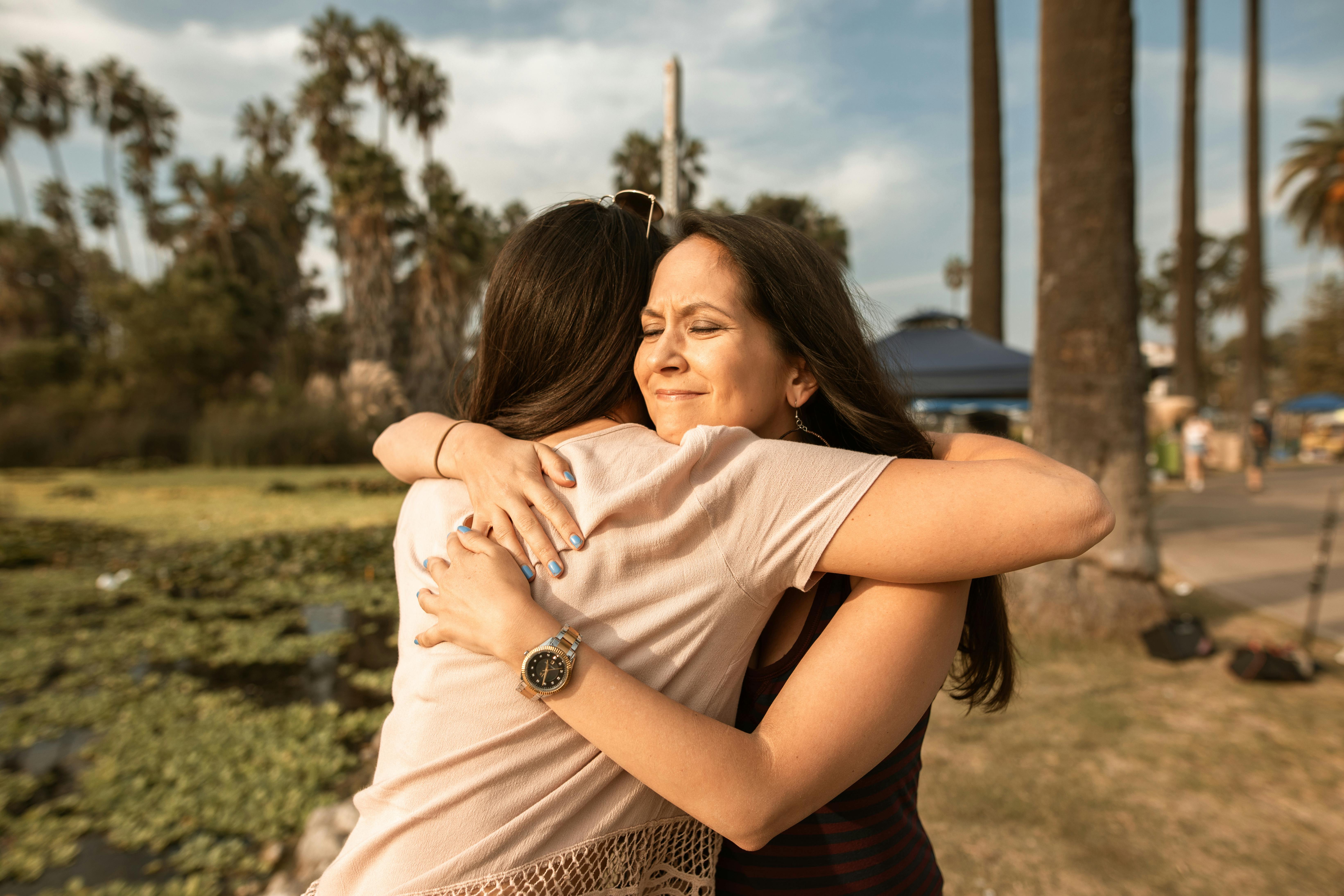 Dos mujeres abrazándose | Foto: Pexels