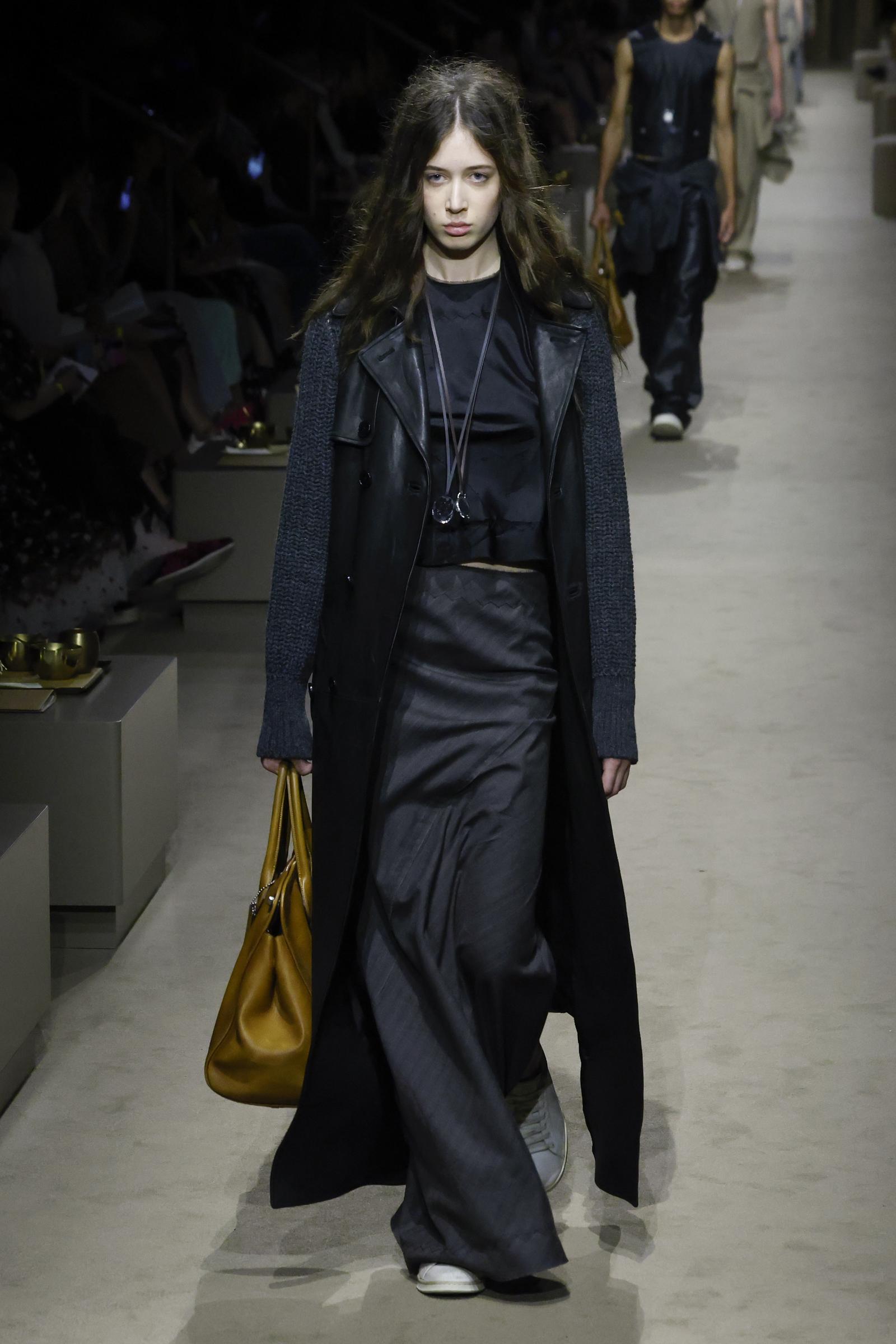 Sunday Rose, la hija mayor de Nicole Kidman, desfila por la pasarela. Empezó a trabajar como modelo a los 16 años, la edad mínima que sus padres habían fijado para entrar en el mundo de la moda. | Fuente: Getty Images