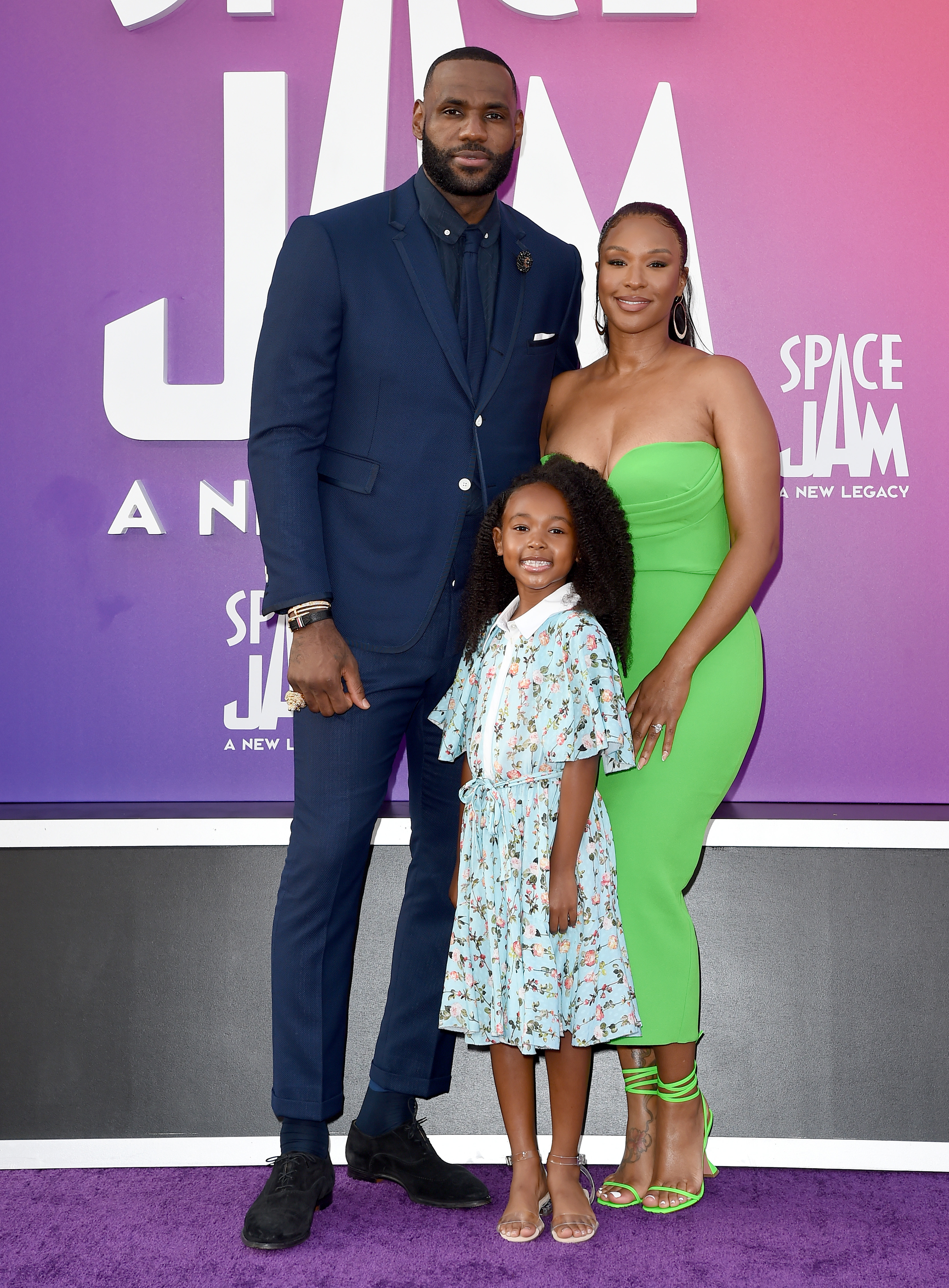 LeBron James, su esposa Savannah y su hija Zhuri James asisten al estreno de Warner Bros "Space Jam: Un Nuevo Legado" en el Regal LA Live el 12 de julio de 2021, en Los Ángeles, California | Foto: Getty Images