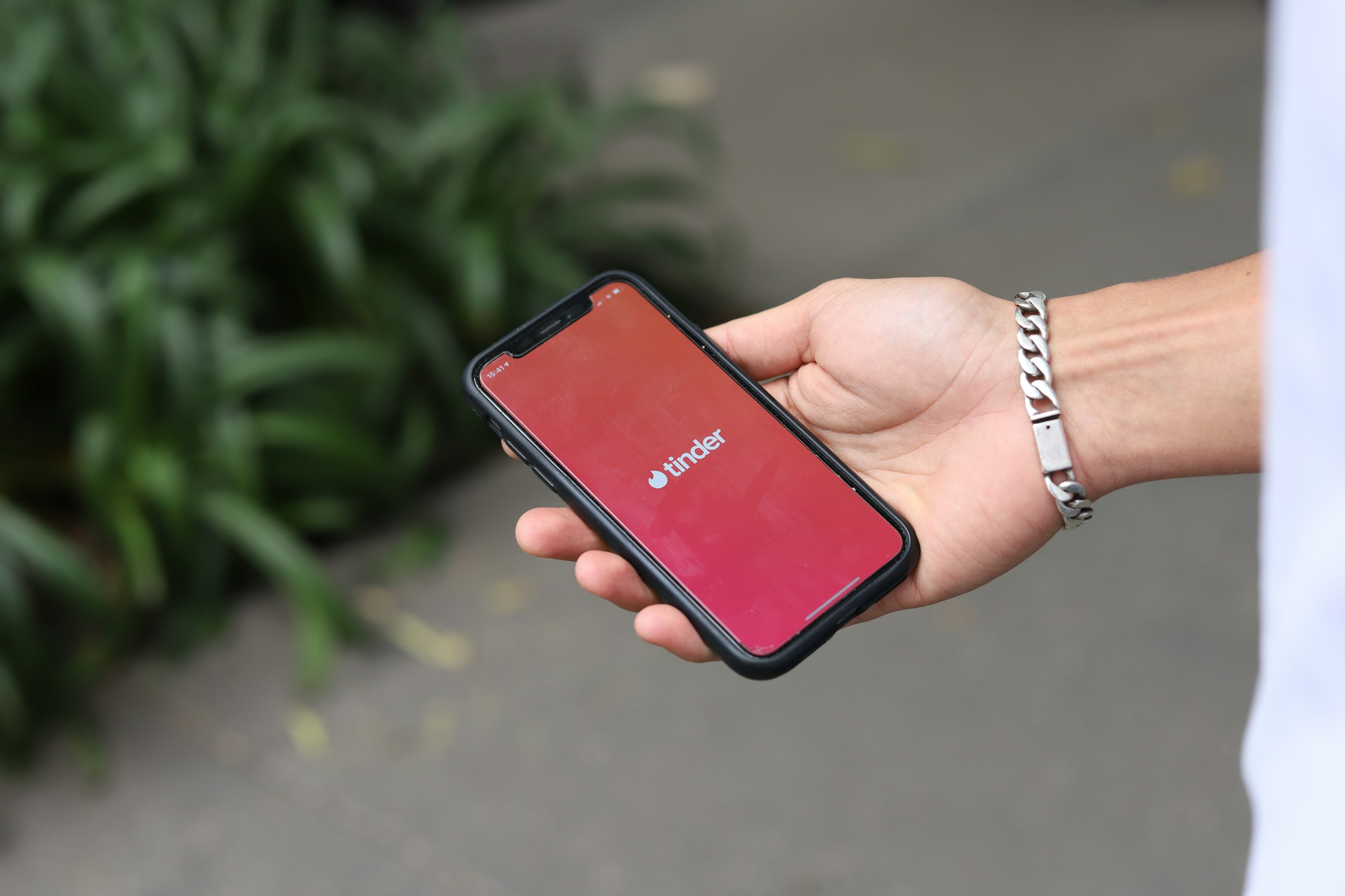 Una aplicación de citas en un teléfono | Fuente: Unsplash
