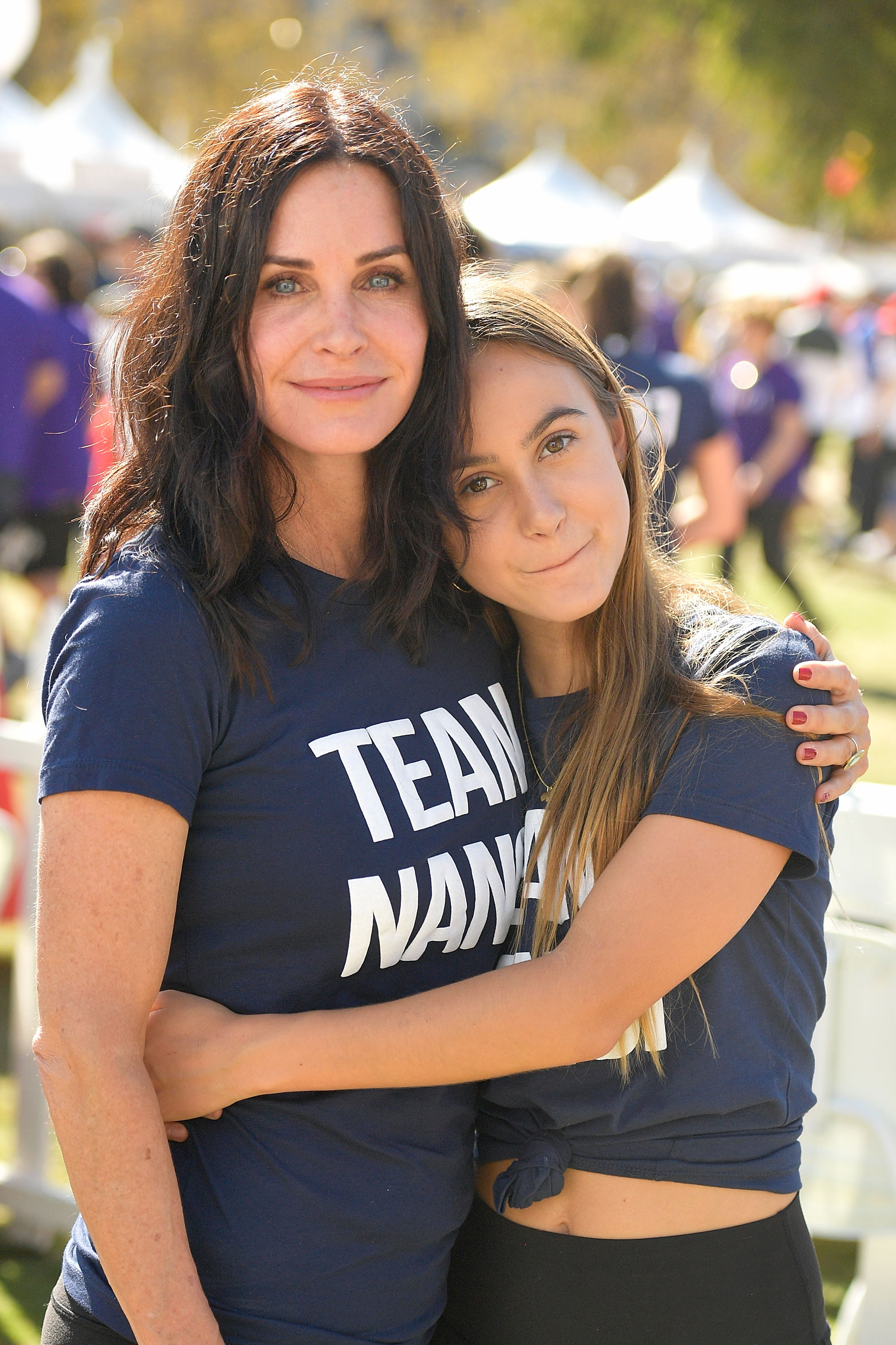 Courteney Cox y su hija durante la 15ª Caminata Anual del Condado de Los Ángeles para Derrotar a la ELA el 15 de octubre de 2017, en Los Ángeles, California. | Fuente: Getty Images