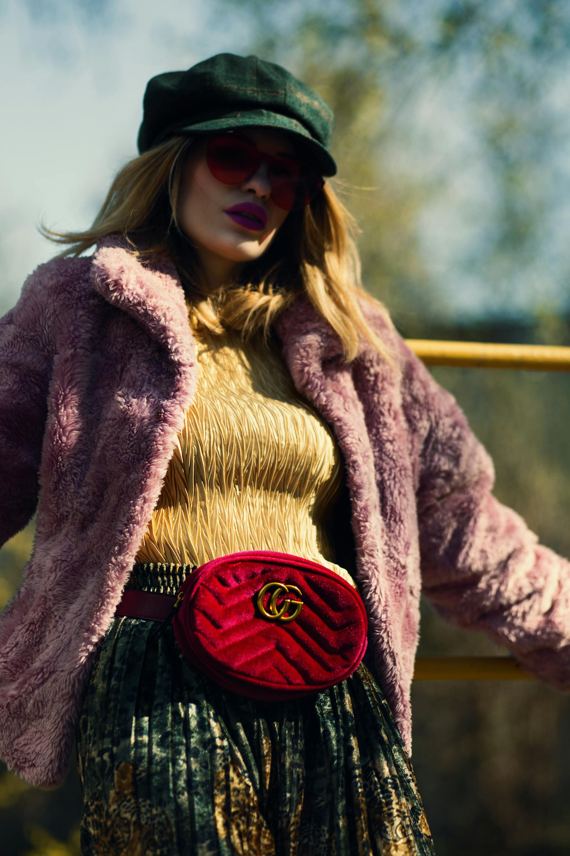 Una mujer con un bolso Gucci | Fuente: Pexels