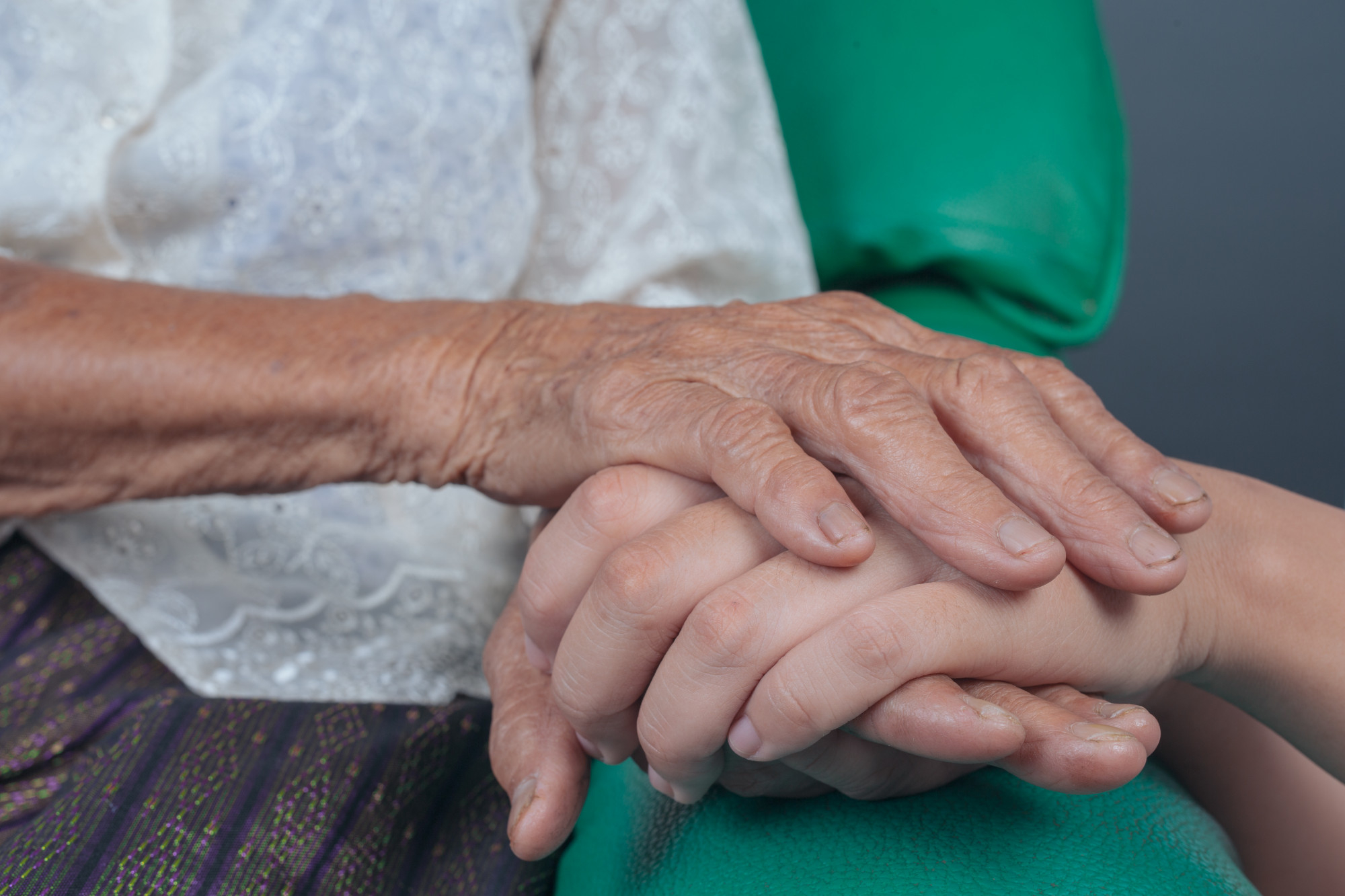 Una mujer mayor tomando de la mano a una joven | Fuente: Freepik