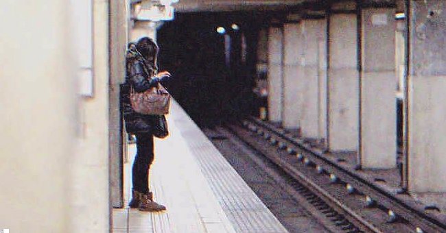 Mujer esperando el metro | Fuente: Shutterstock