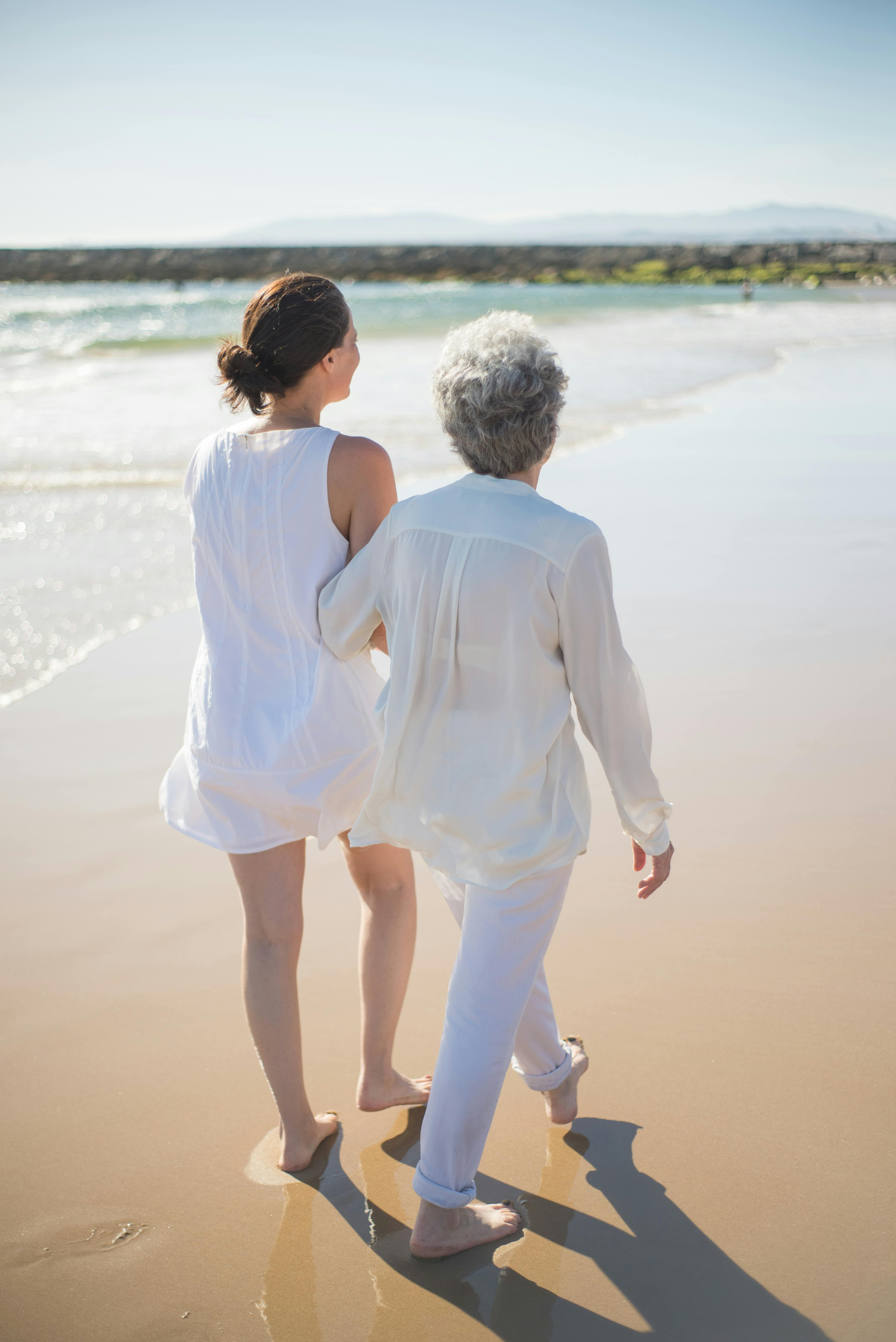 Dos mujeres caminando por una playa | Fuente: Pexels