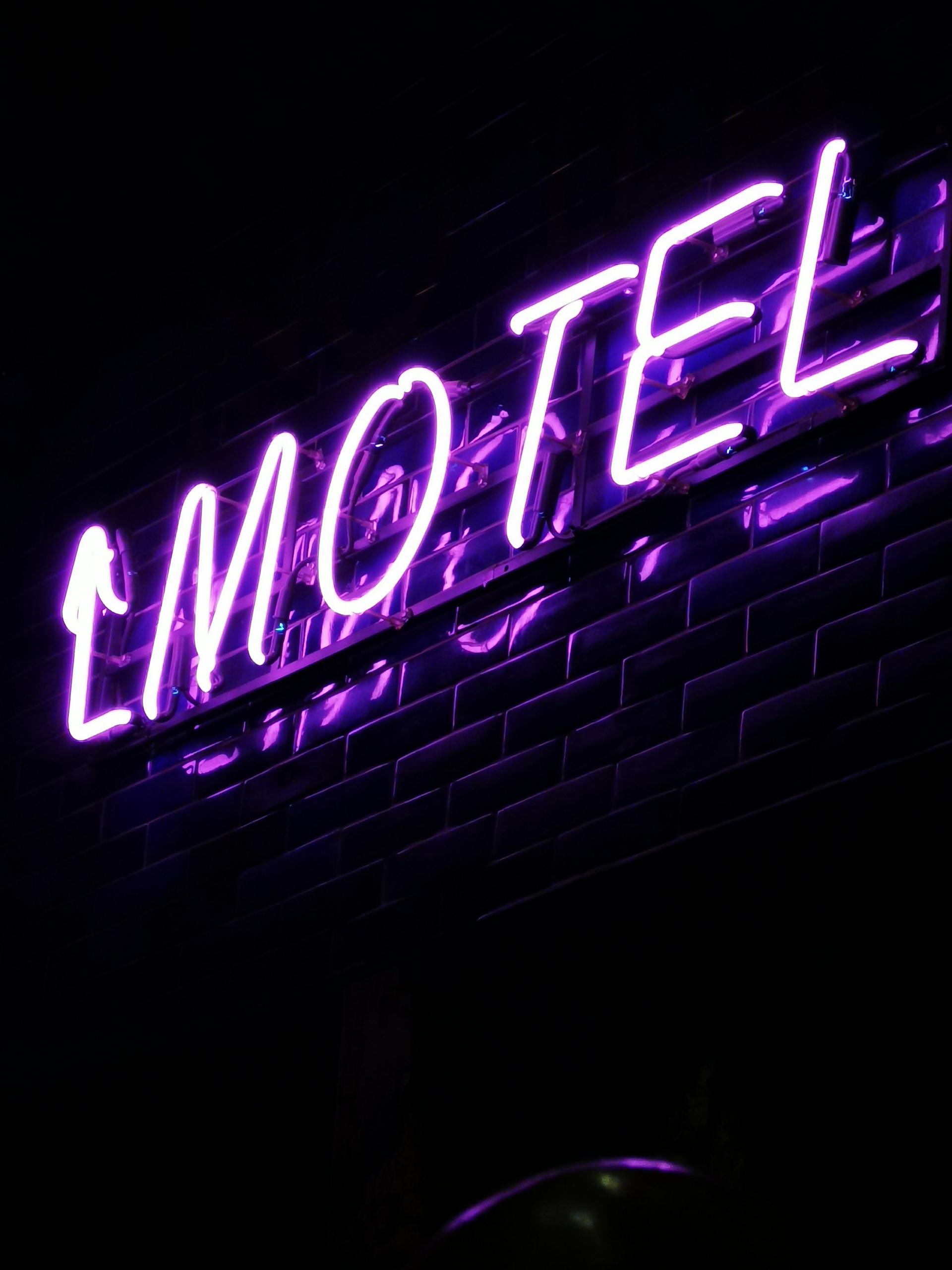 Un cartel de motel | Fuente: Pexels