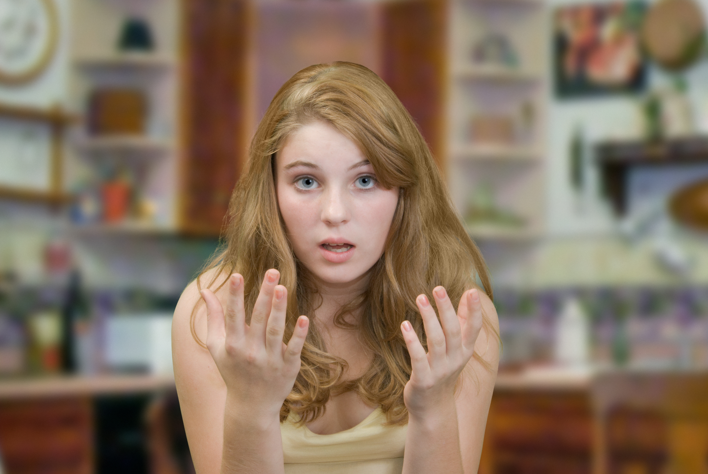 Chica intentando explicar | Foto: Shutterstock