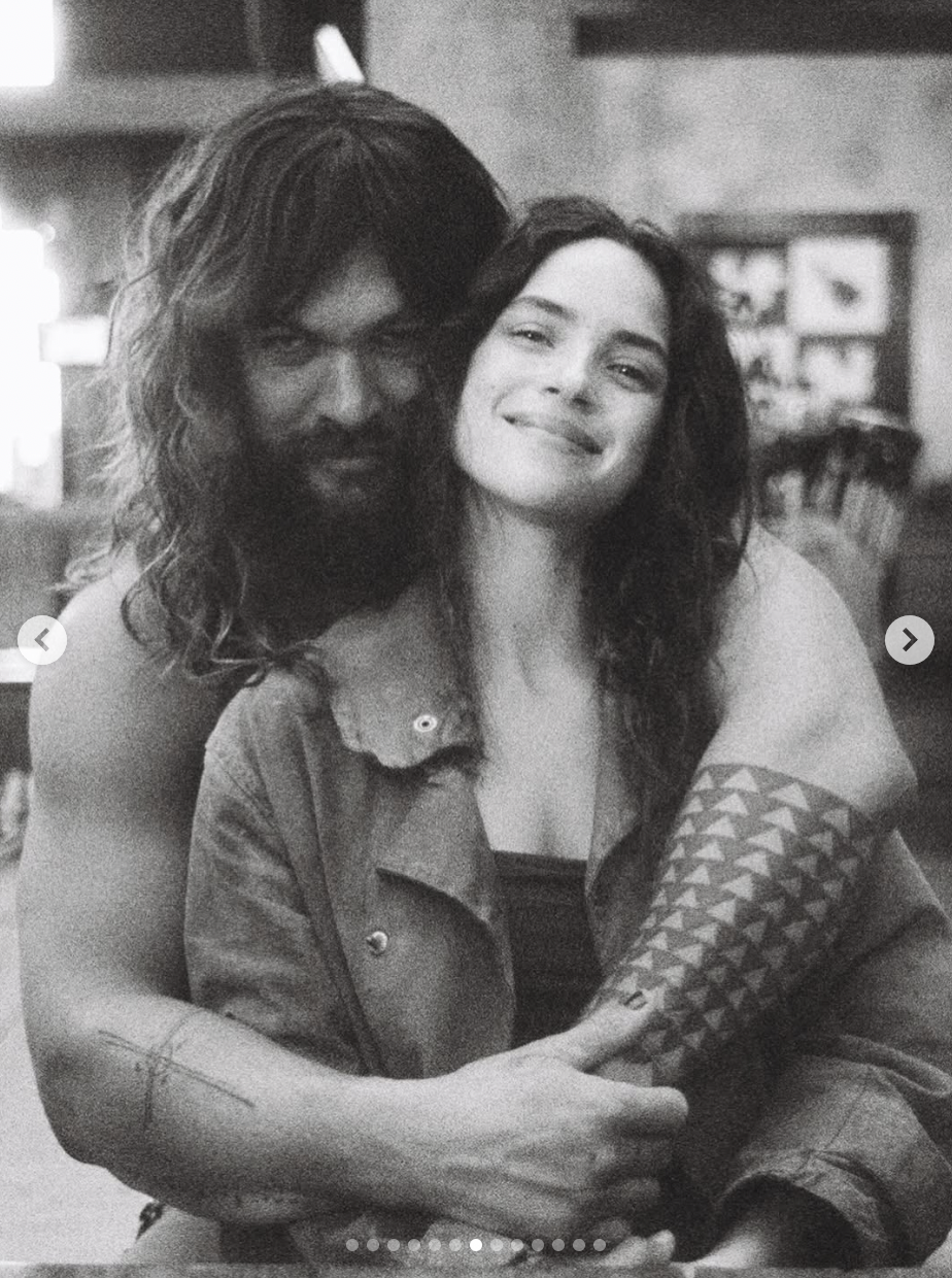 Jason Momoa abraza a su novia Adria Arjona en una foto fechada el 1 de agosto de 2025 | Fuente: Instagram/adriaarjona