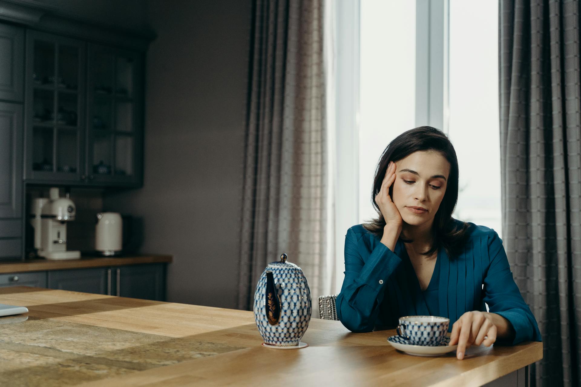 Una mujer tomando el té | Fuente: Pexels