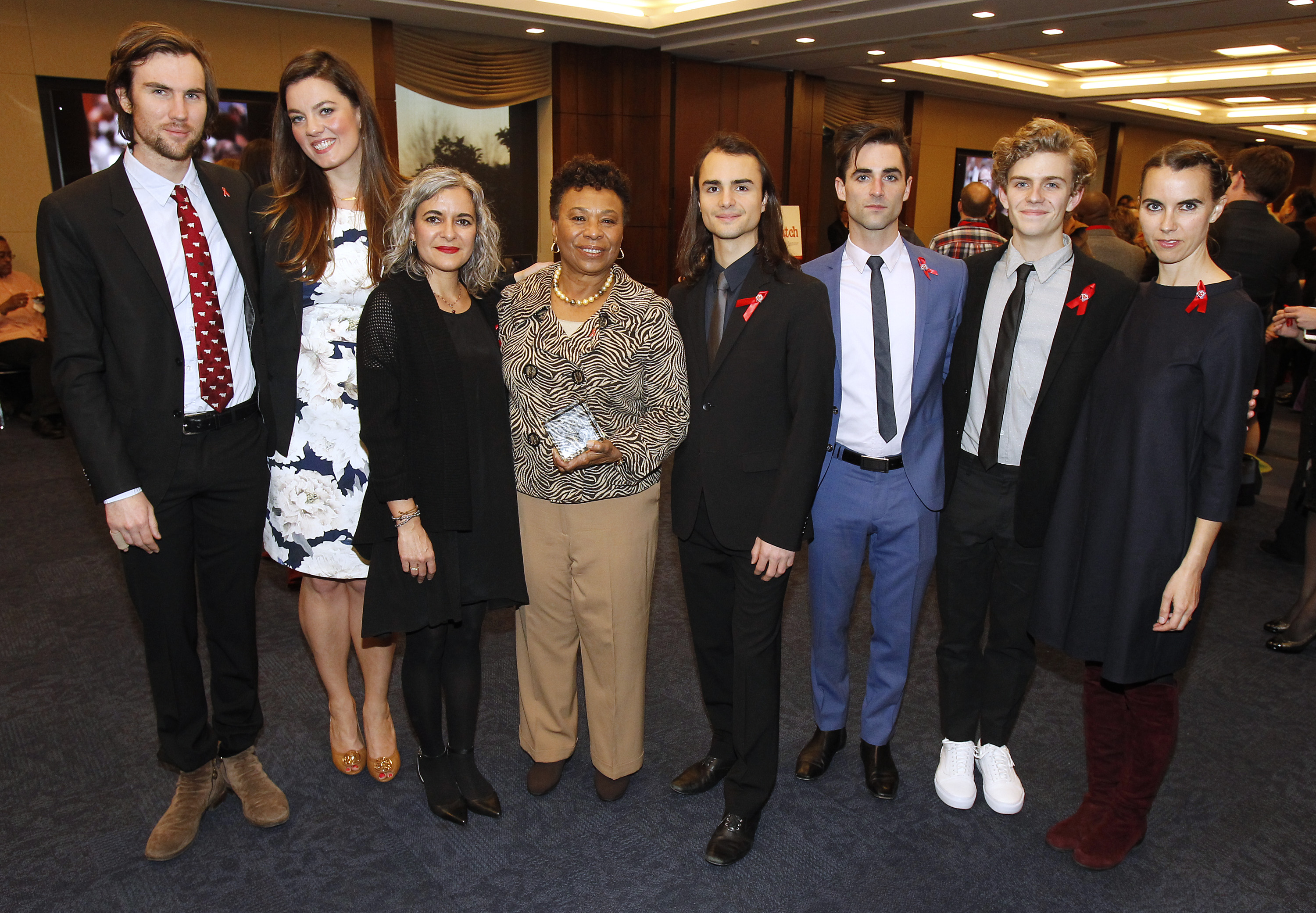 Barbara Lee (C) posa con los familiares de Elizabeth Taylor (de izq. a dcha.) Tarquin Wilding, Eliza Carson, Laela Wilding, Rhys Tivey, Quinn Tivey, Finn McMurray y Naomi Wilding en la Recepción del Premio al Liderazgo Positivo de AIDSWatch el 29 de febrero de 2016, en Washington, D.C. | Fuente: Getty Images