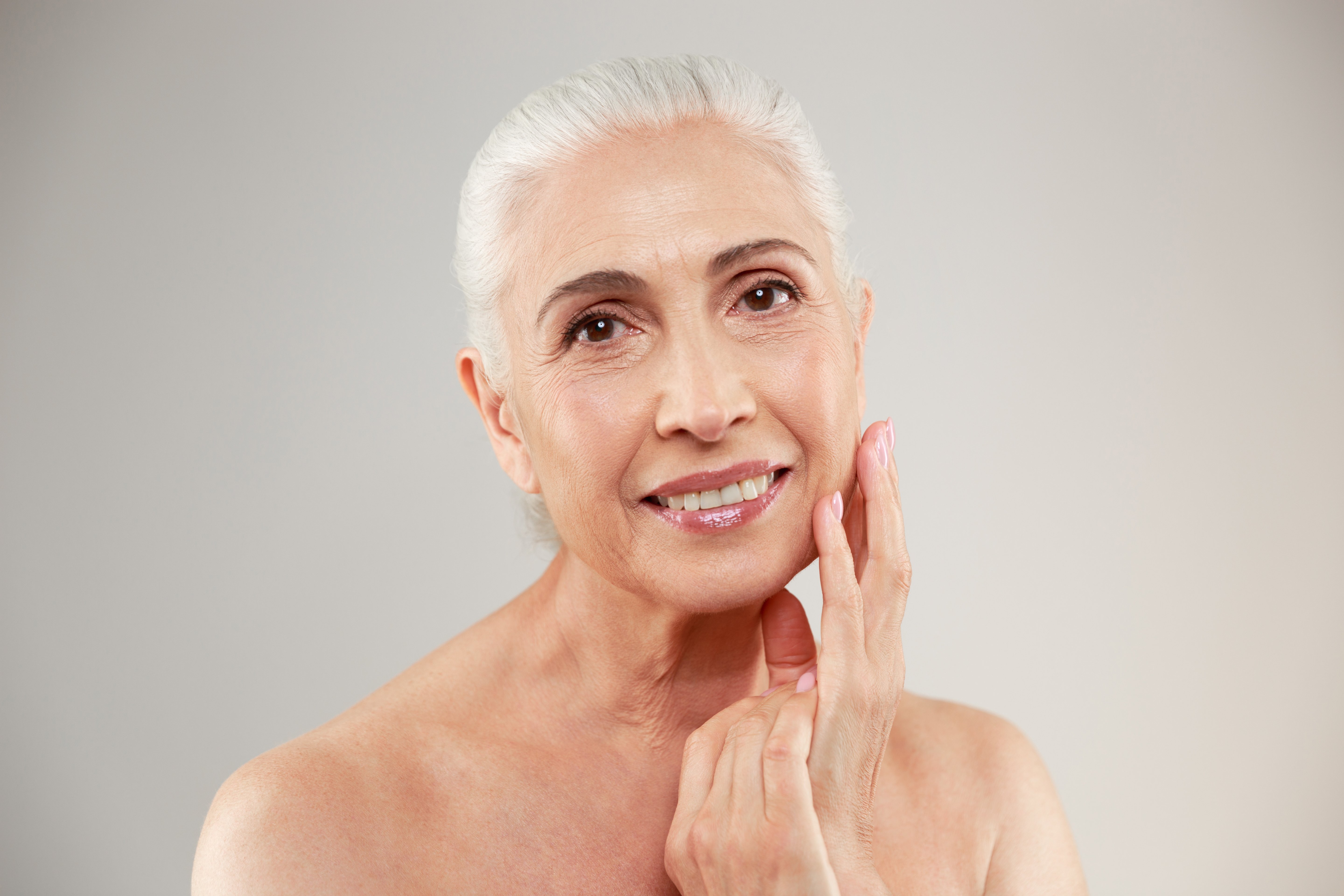 Mujer mayor con cejas bien definidas. | Foto: Shutterstock