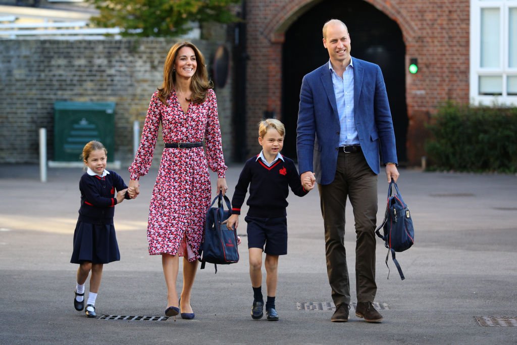 La princesa Charlotte llega para su primer día de clases, con su hermano el príncipe George y sus padres el 5 de septiembre de 2019 en Londres, Inglaterra. | Foto: Getty Images.