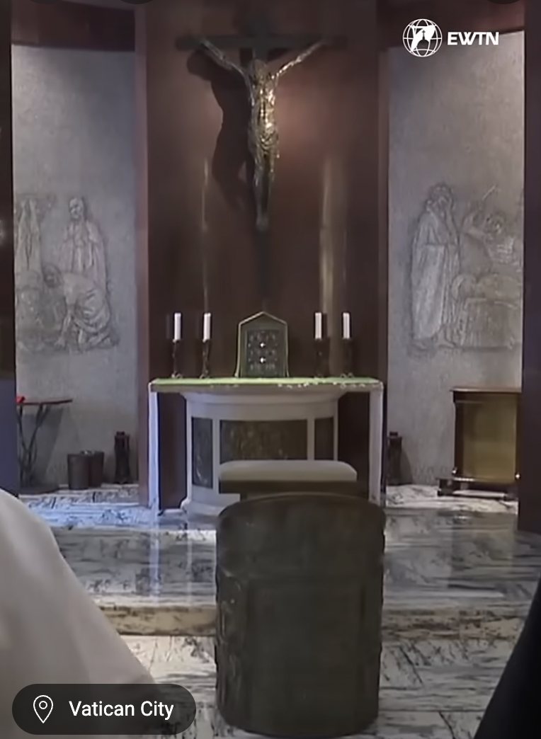 Captura de pantalla del interior del apartamento papal en el Palacio Apostólico de un vídeo fechado el 12 de mayo de 2025. | Fuente: YouTube/EWTNcatholictv