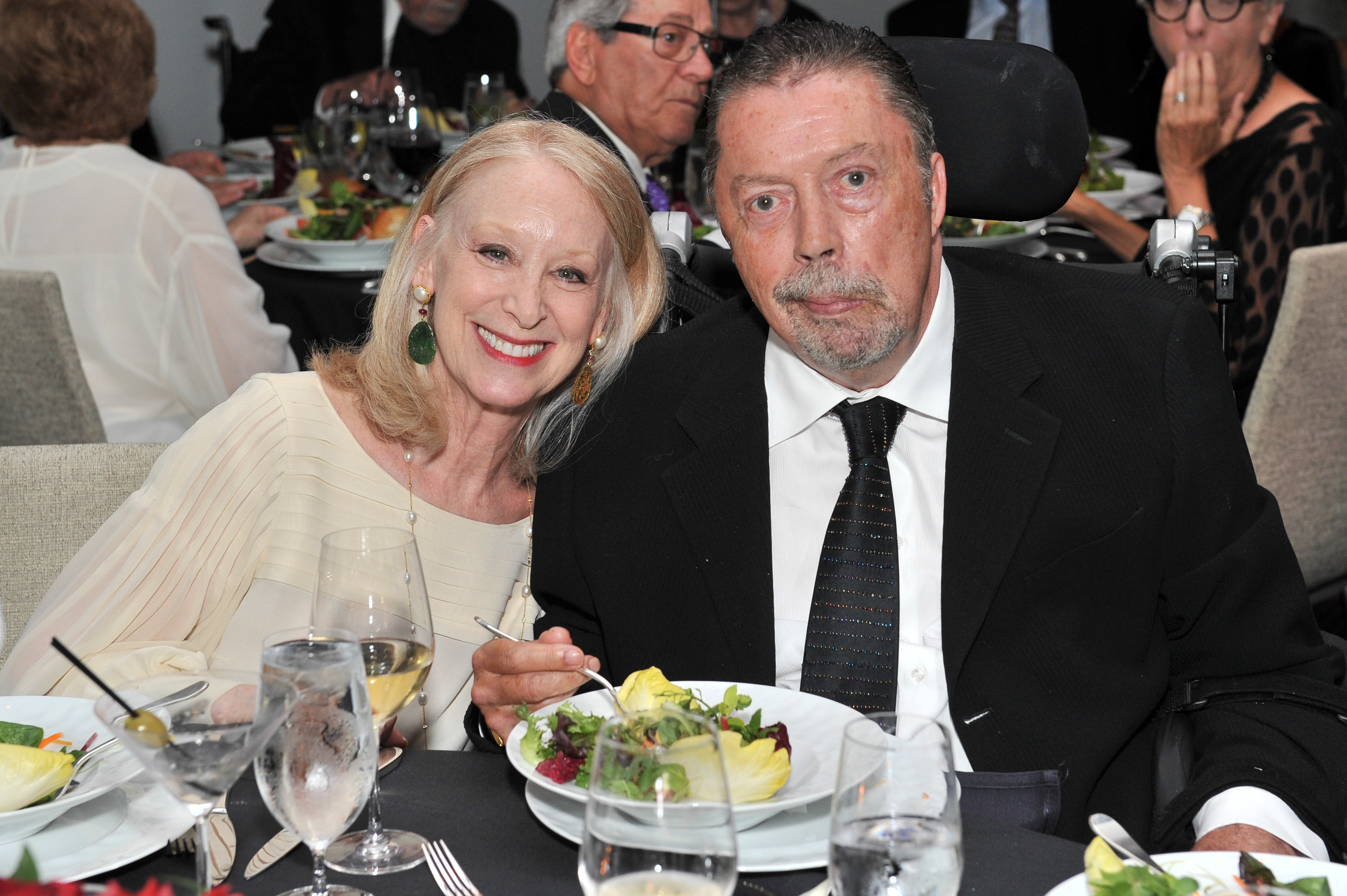 Tim Curry y Marcia Hurwitz en Los Ángeles 2015 | Fuente: Getty Images