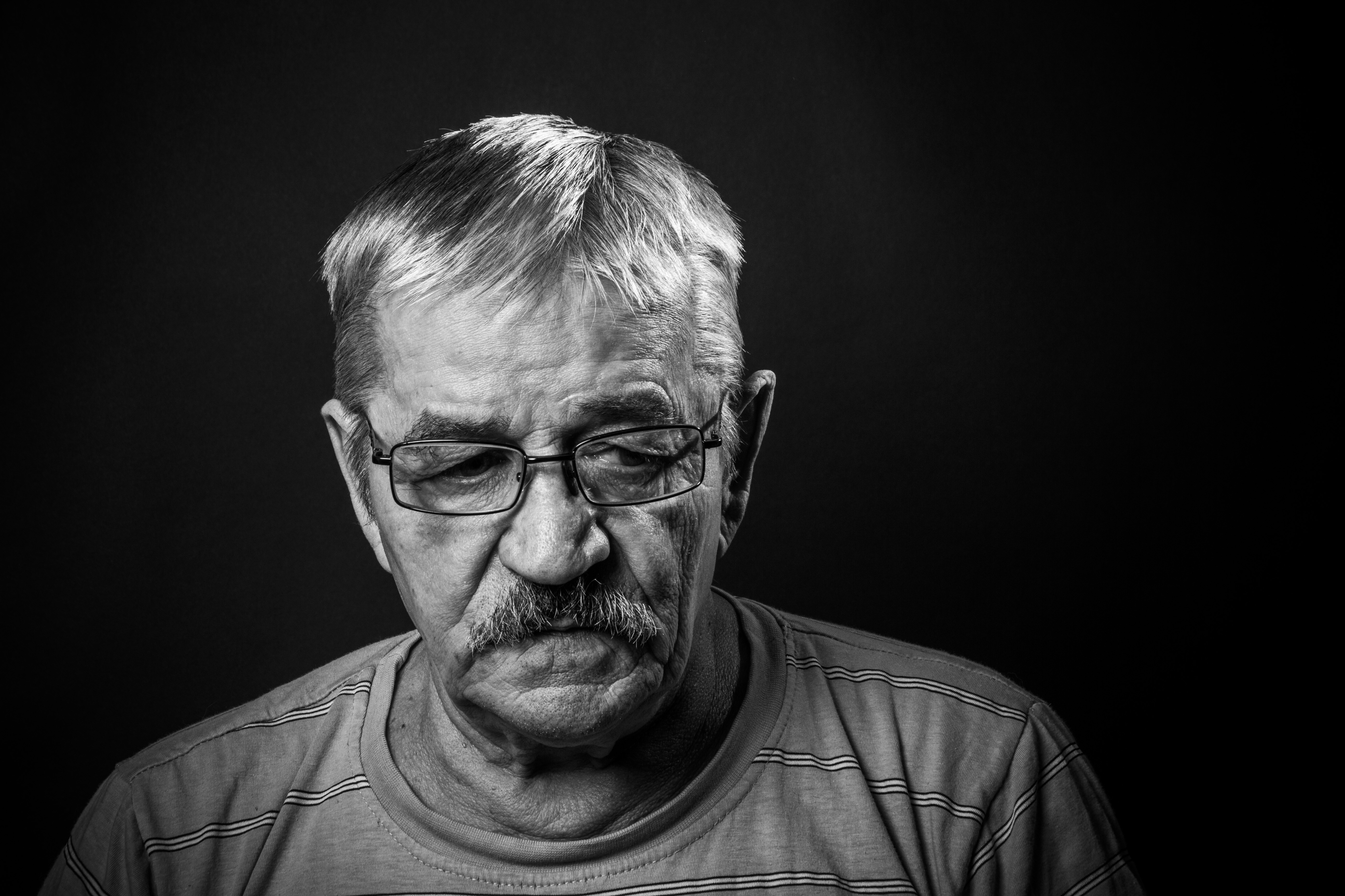 Retrato de hombre mayor muy mayor | Fuente: Shutterstock