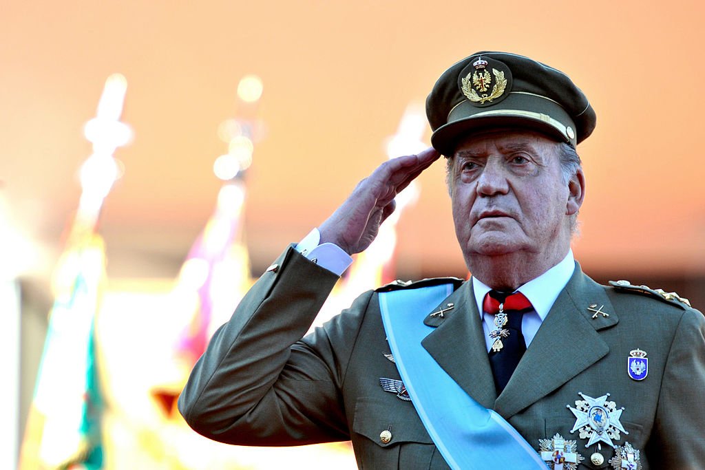 El Rey Juan Carlos I de España saluda durante el Día Nacional del Desfile Militar en el Paseo de la Castellana. | Imagen: Getty Images/ GlobalImagesUkraine
