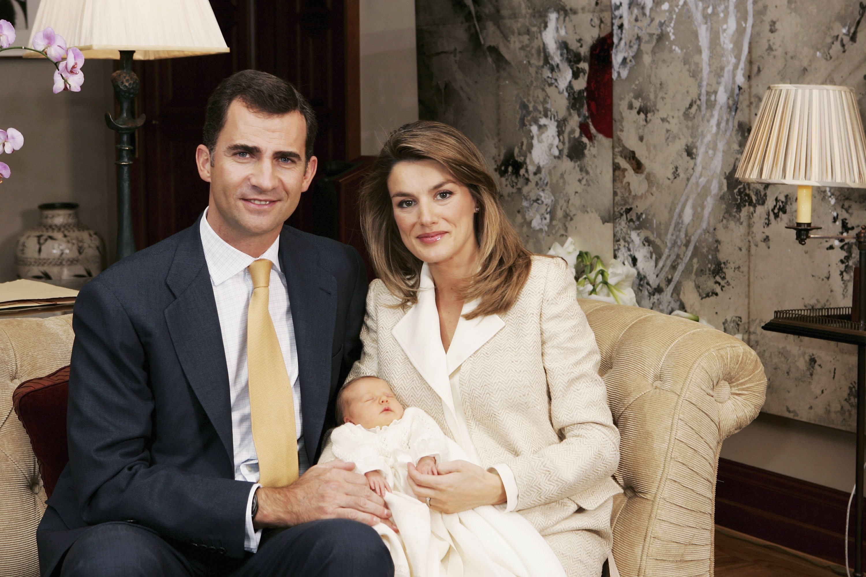 El Príncipe Felipe de España y la Princesa Letizia sostienen a la recién nacida Princesa Leonor en noviembre de 2005 || Fuente: Getty Images