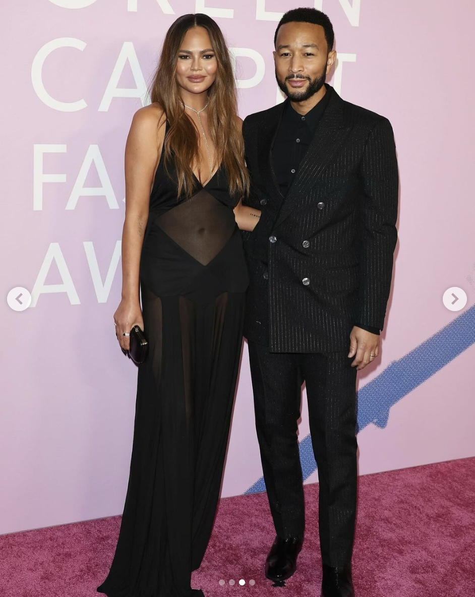 Chrissy Teigen y John Legend durante el evento The Green Carpet Fashion Awards, en marzo de 2024 | Foto: Instagram/ChrissyTeigen