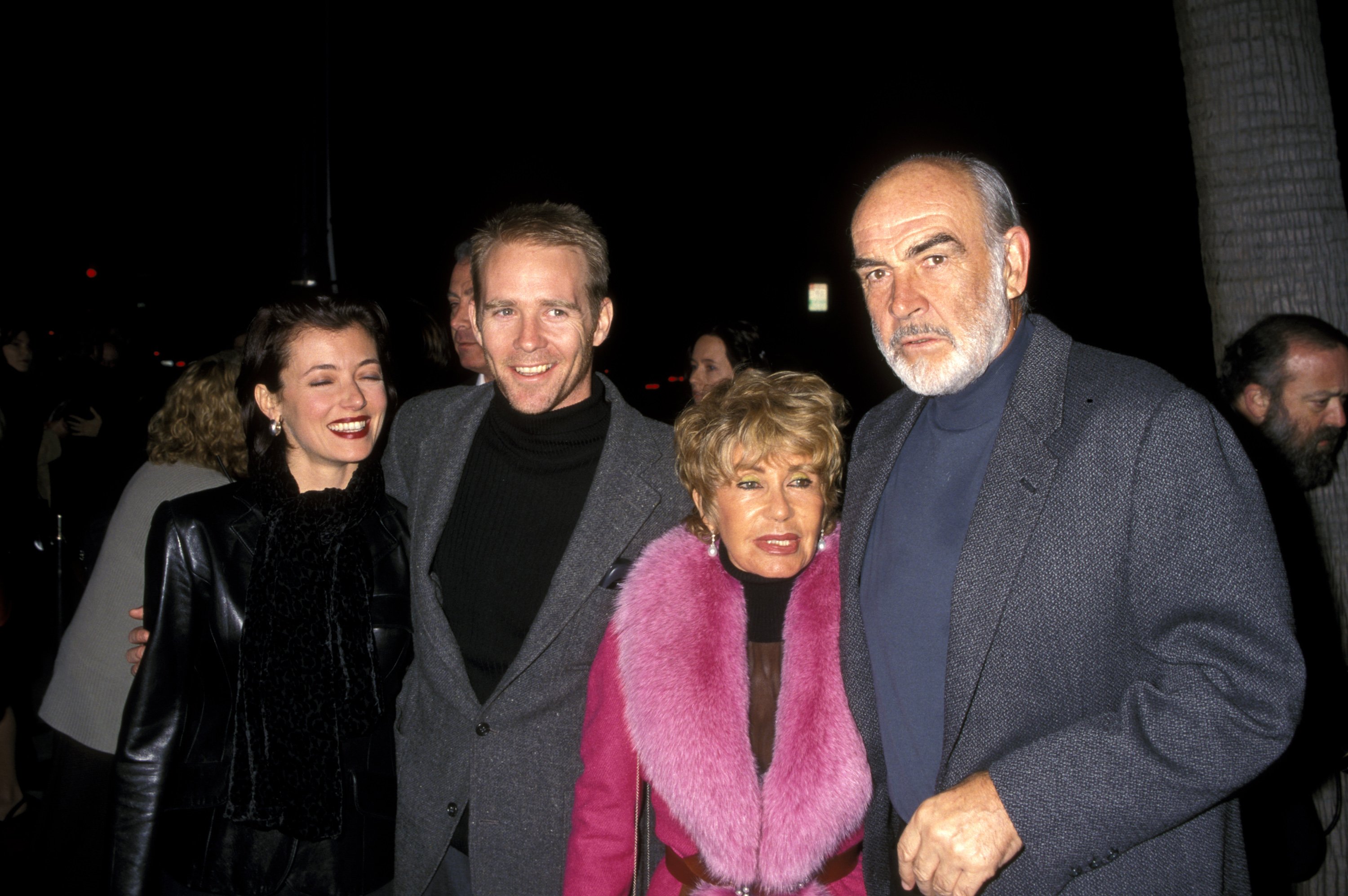 Jason Connery, Mia Sara, Sean Connery y Micheline Roquebrune en el estreno de "Playing by Heart", el 10 de diciembre de 1998. | Foto: Getty Images
