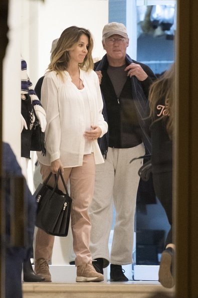 Richard Gere y su esposa embarazada Alejandra Silva de compras en Madrid, España. Fuente: Getty Images
