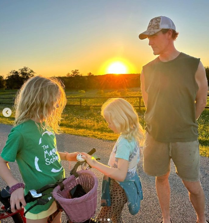 James Van Der Beek y sus hijos en su casa de Texas el 5 de abril de 2024 | Fuente: Instagram/vanderkimberly