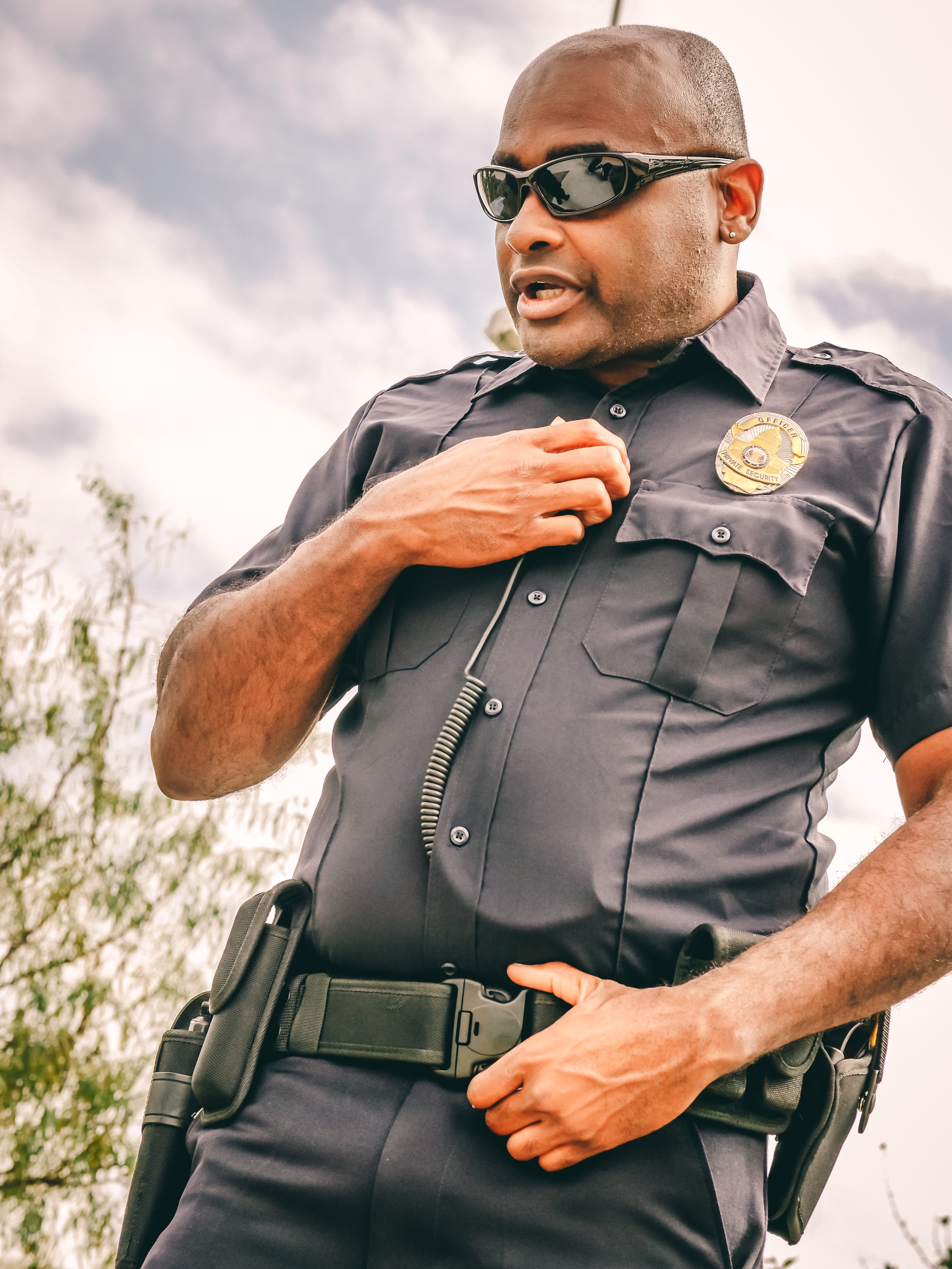 Un policía con gafas de sol negras. | Fuente: Pexels