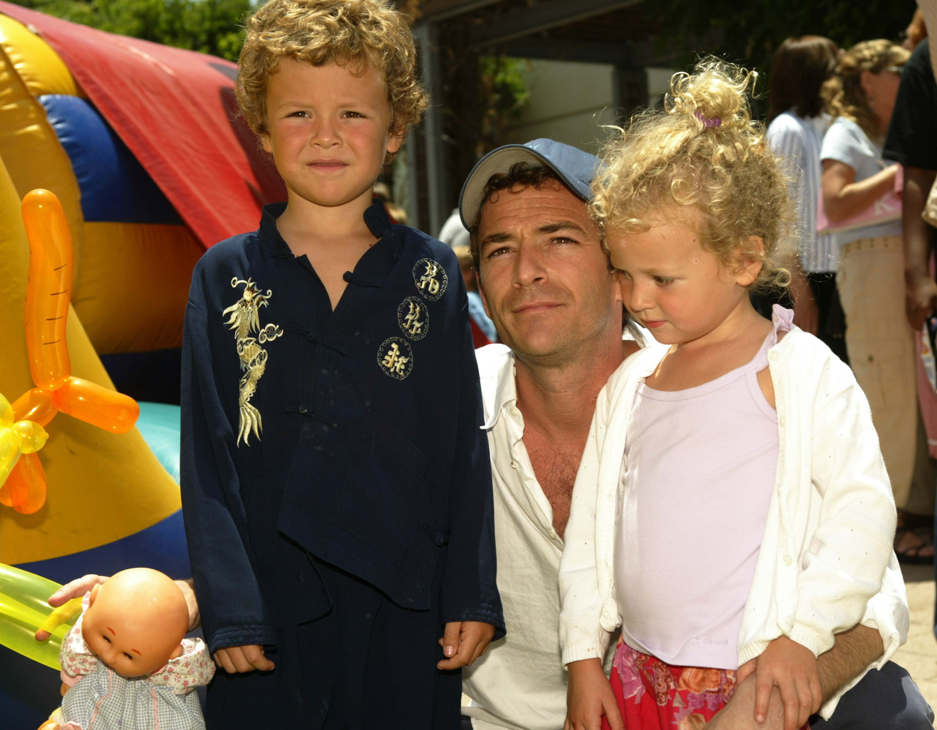 Luke Perry, con Sophie y Jack el 6 de junio de 2004 | Fuente: Getty Images