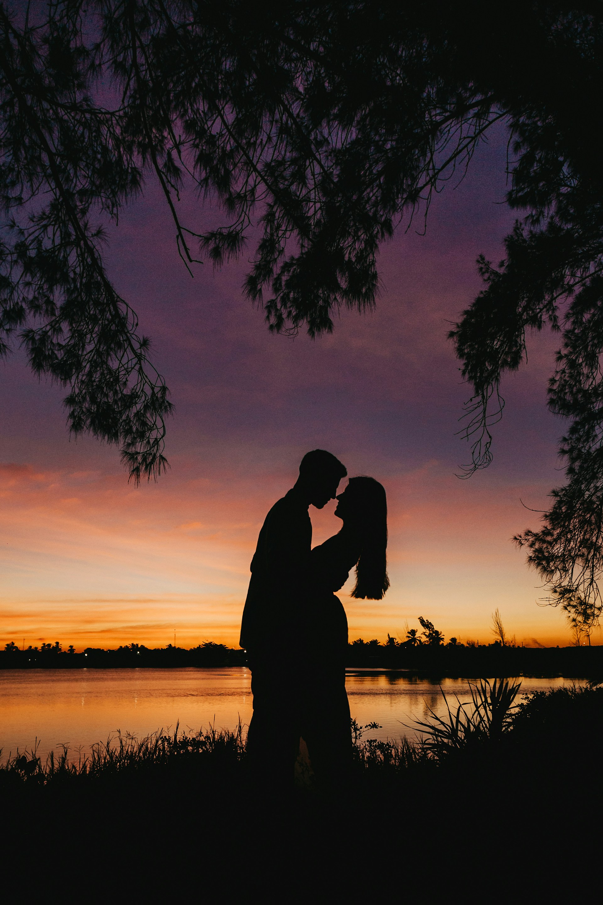 Silueta de una pareja abrazándose | Fuente: Unsplash