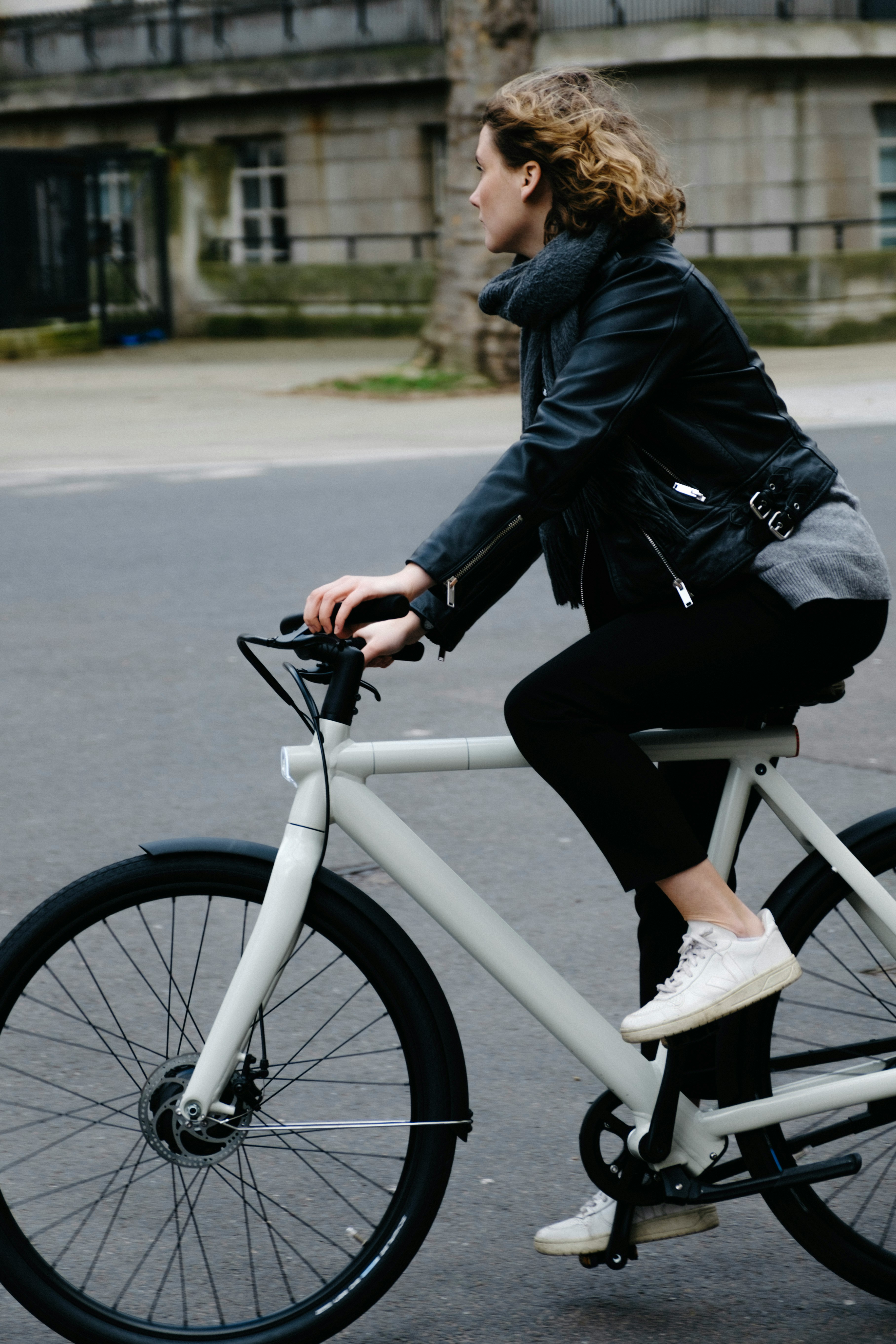 Una chica montando en bici | Fuente: Unsplash