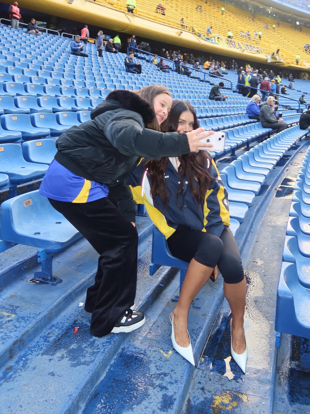 Zaira Nara se toma una selfie con una fanática en las tribunas de La Bombonera durante su visita al estadio de Boca Juniors. | Fuente: Instagram/zaira.nara