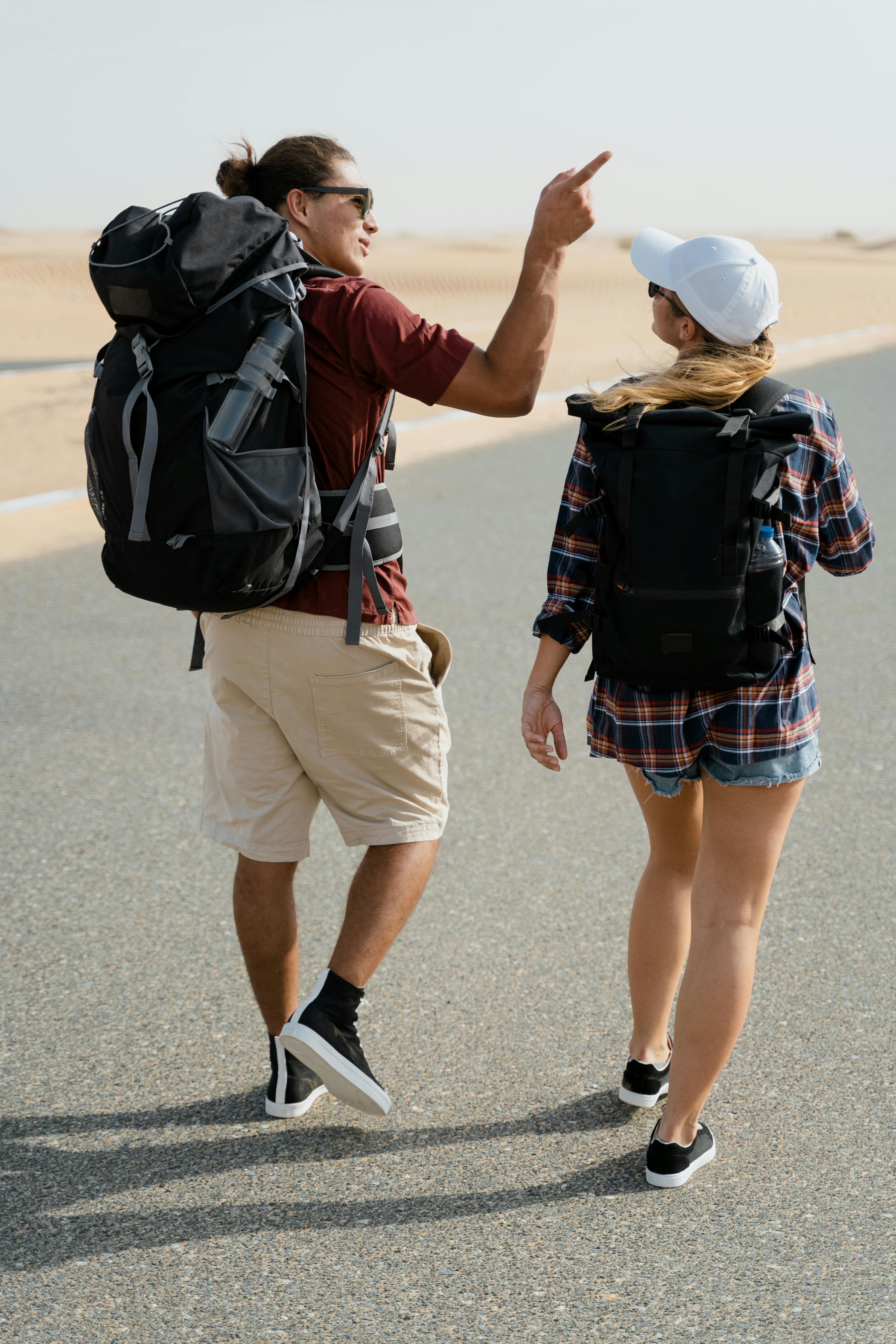 Pareja de mochileros | Fuente: Pexels