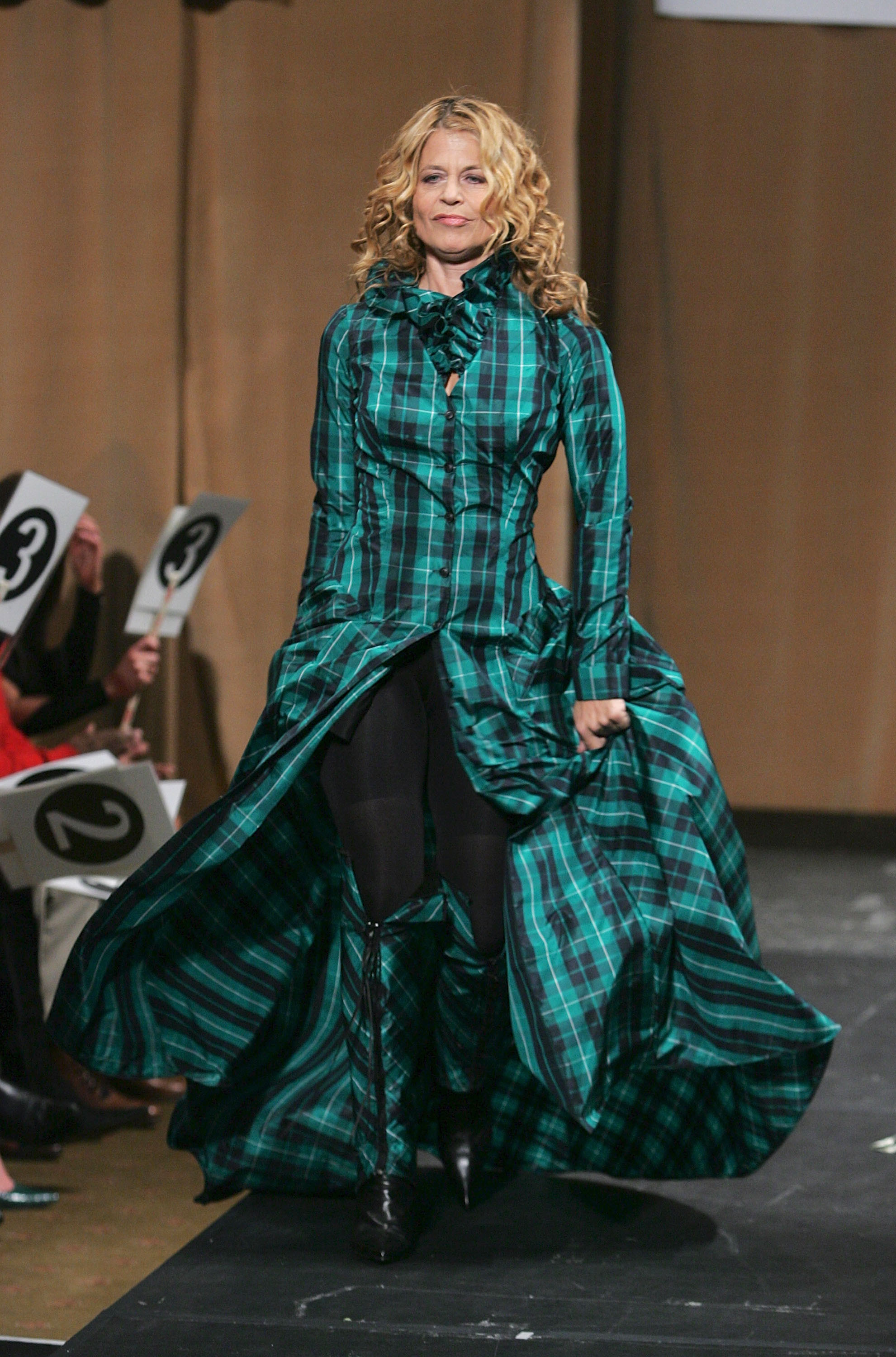 Linda Hamilton caminando por la pasarela en el desfile de moda "Dressed To Kilt 2007" de Johnnie Walker el 2 de abril de 2007, en Nueva York | Fuente: Getty Images