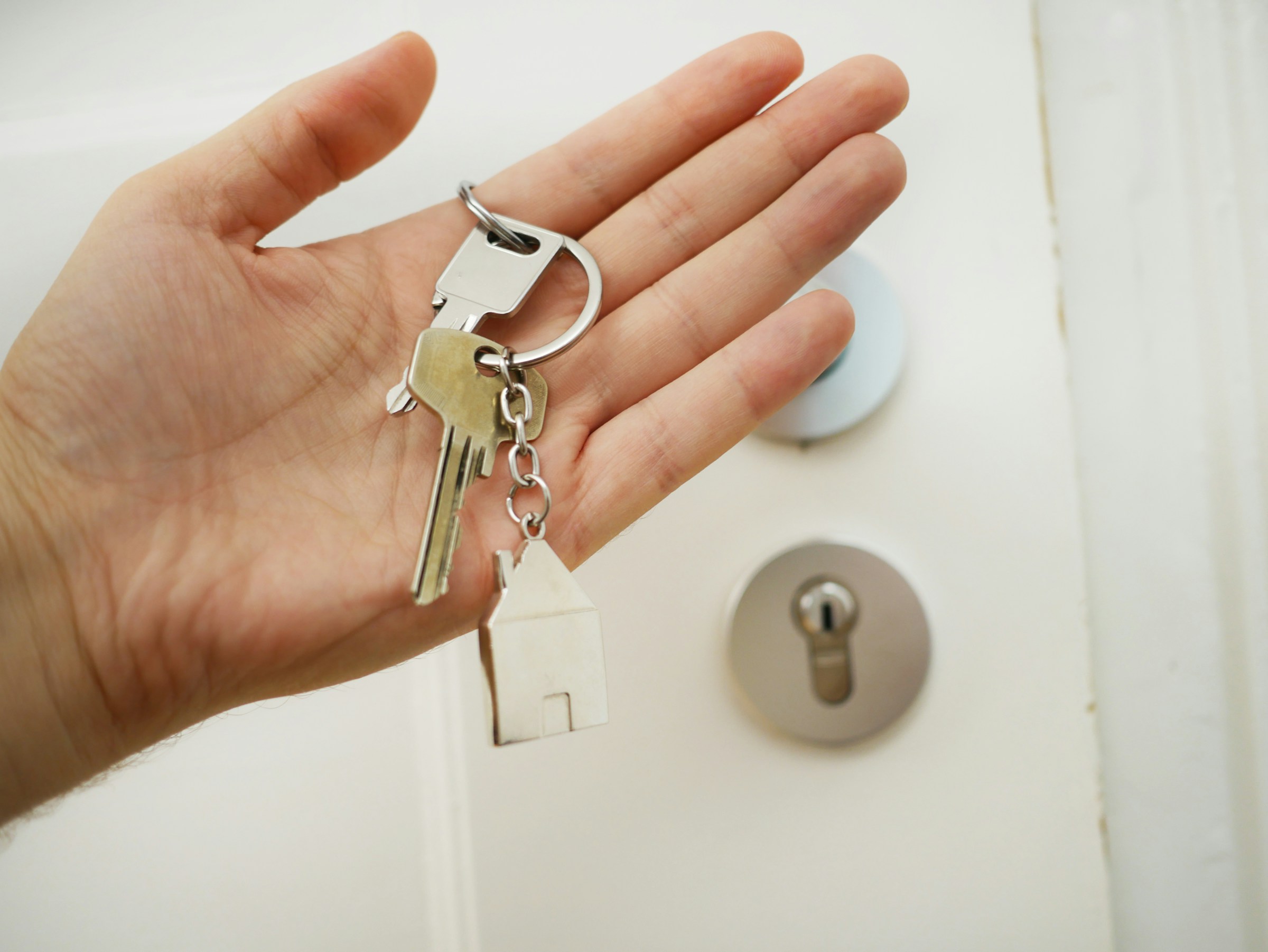 Una mujer con las llaves de una casa | Fuente: Unsplash