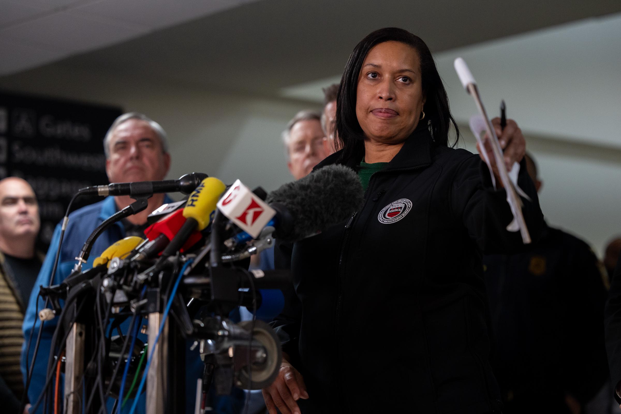 La alcaldesa Muriel Bowser habla en una rueda de prensa con otros funcionarios del gobierno sobre los esfuerzos de rescate tras la colisión entre un avión de American Airlines y un helicóptero del ejército en Washington, D.C., el 30 de enero de 2025. | Fuente: Getty Images