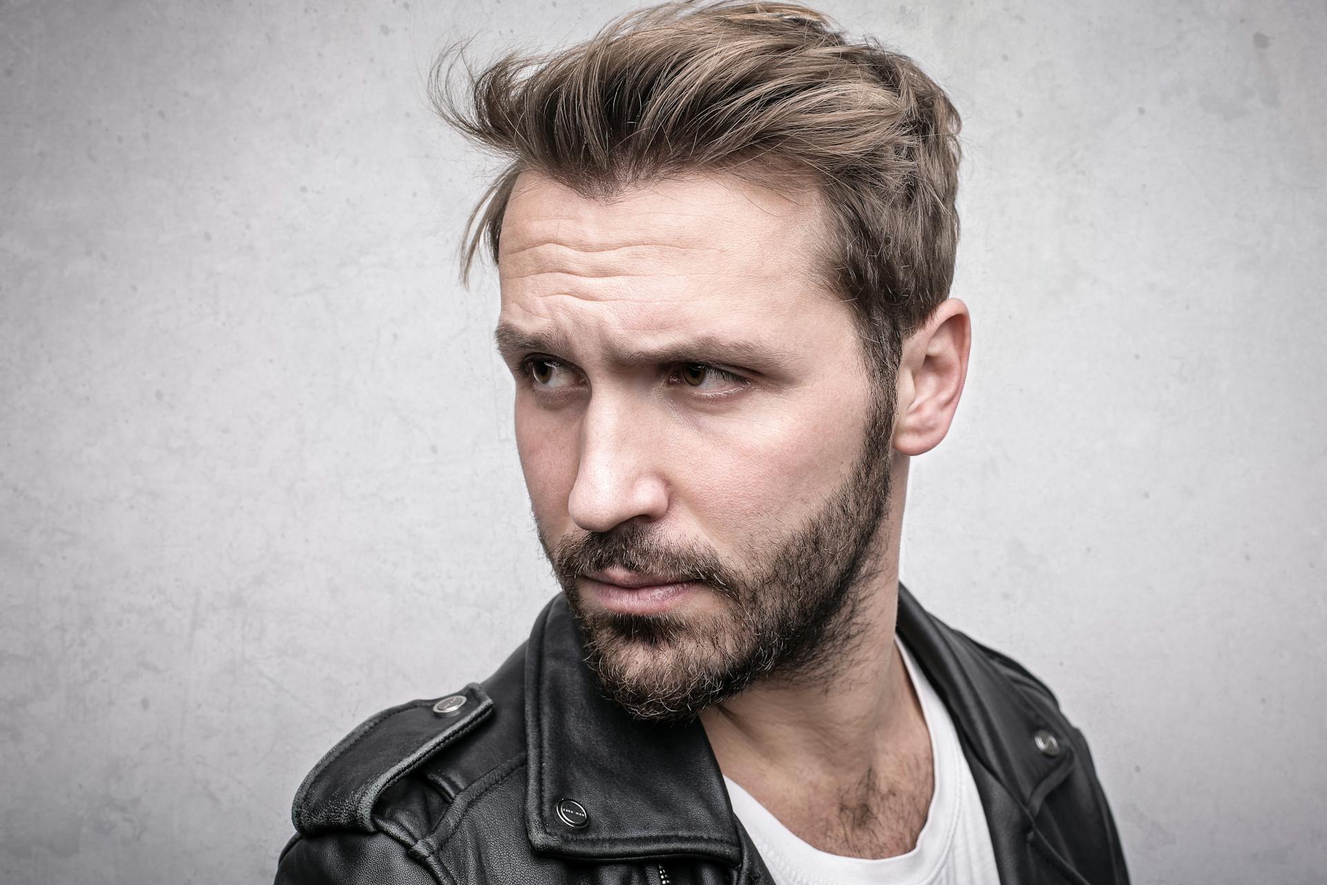 Un uomo accigliato | Fonte: Pexels