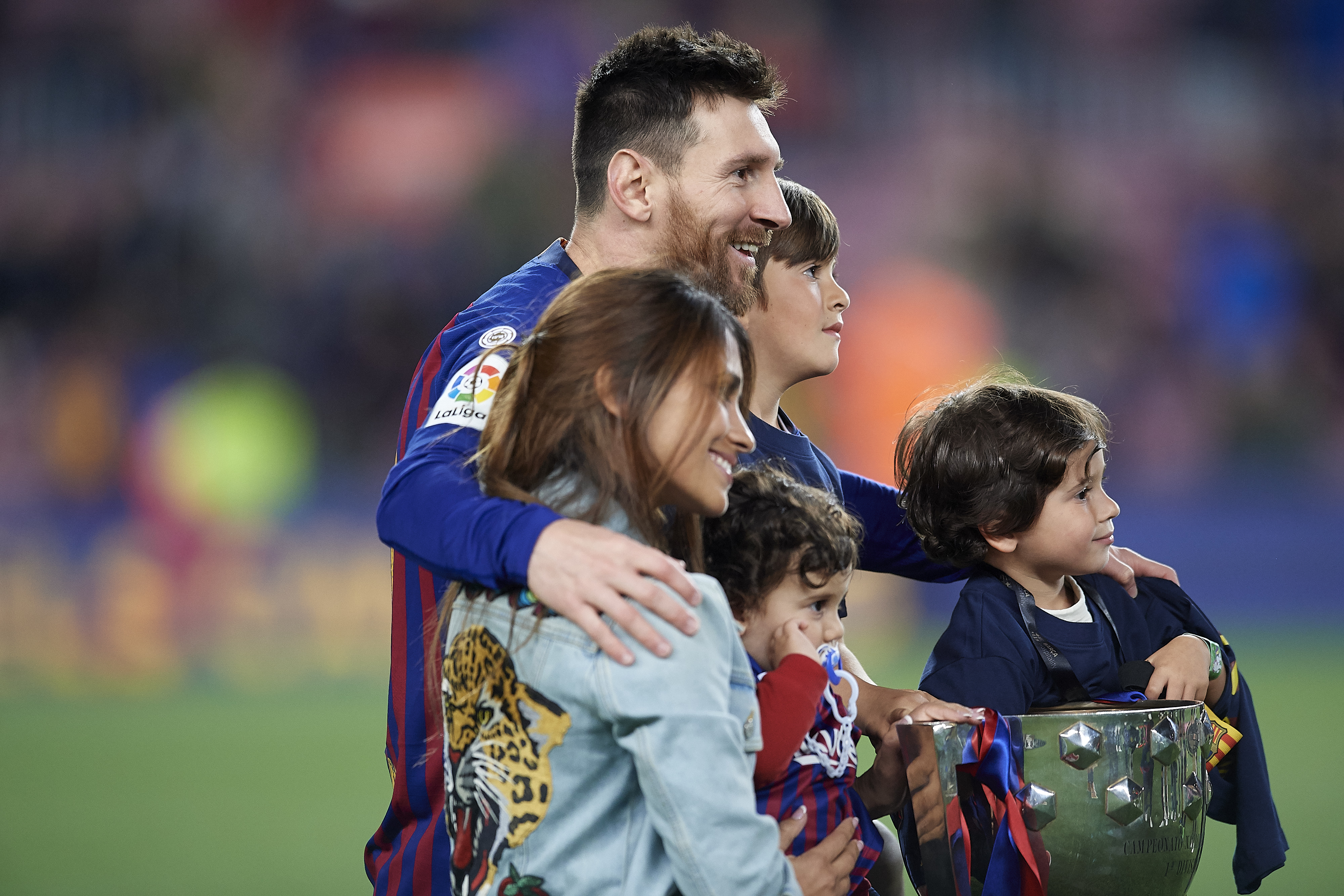 Lionel Messi y su esposa Antonela Roccuzzo con sus hijos celebran después de que el Barcelona ganara su 26º título de liga al final del partido de fútbol de la Liga española entre Barcelona y Levante en el estadio Camp Nou en Barcelona el 27 de abril de 2019. | Fuente: Getty Images