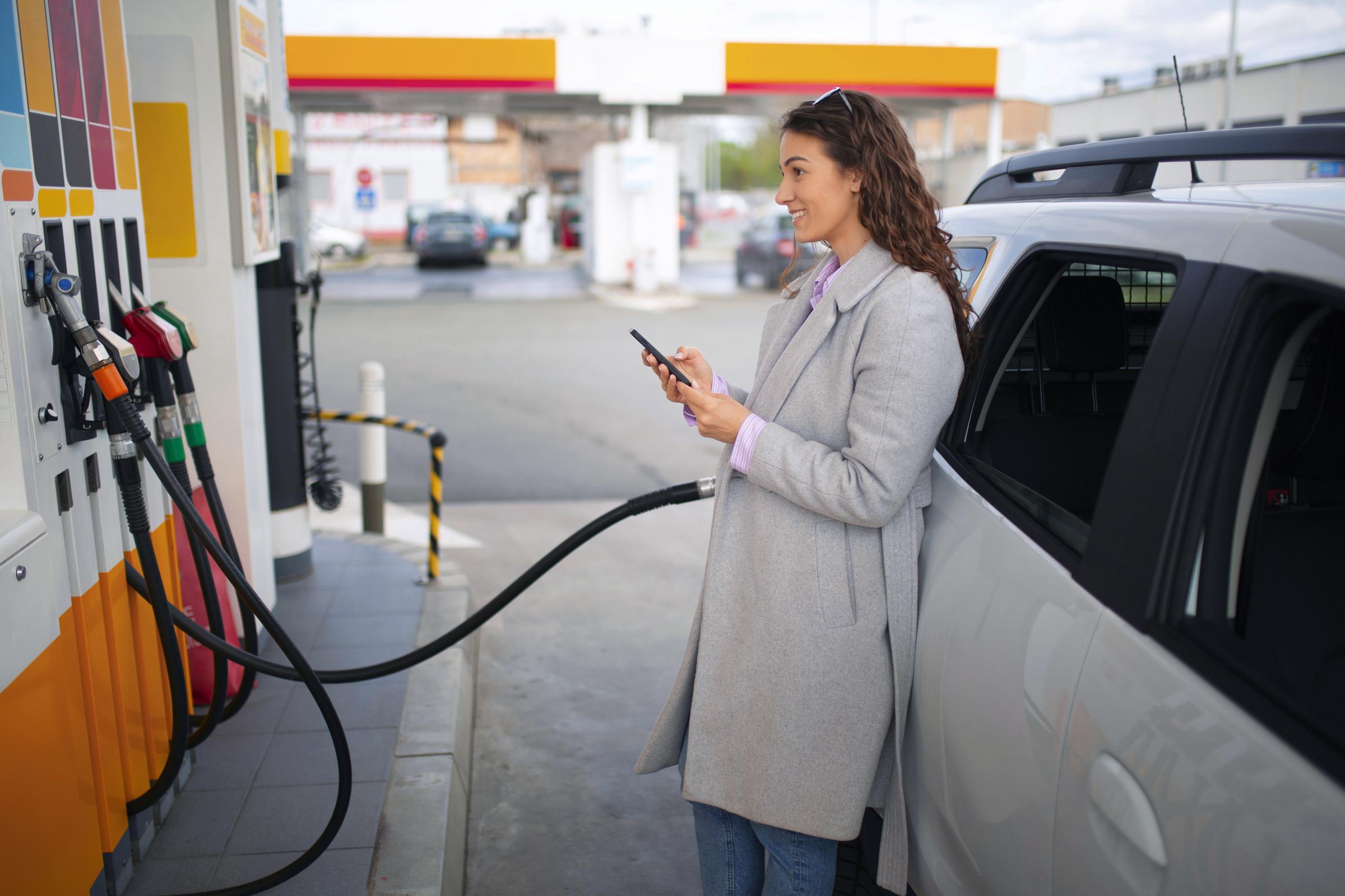 Una mujer en una gasolinera | Fuente: Freepik