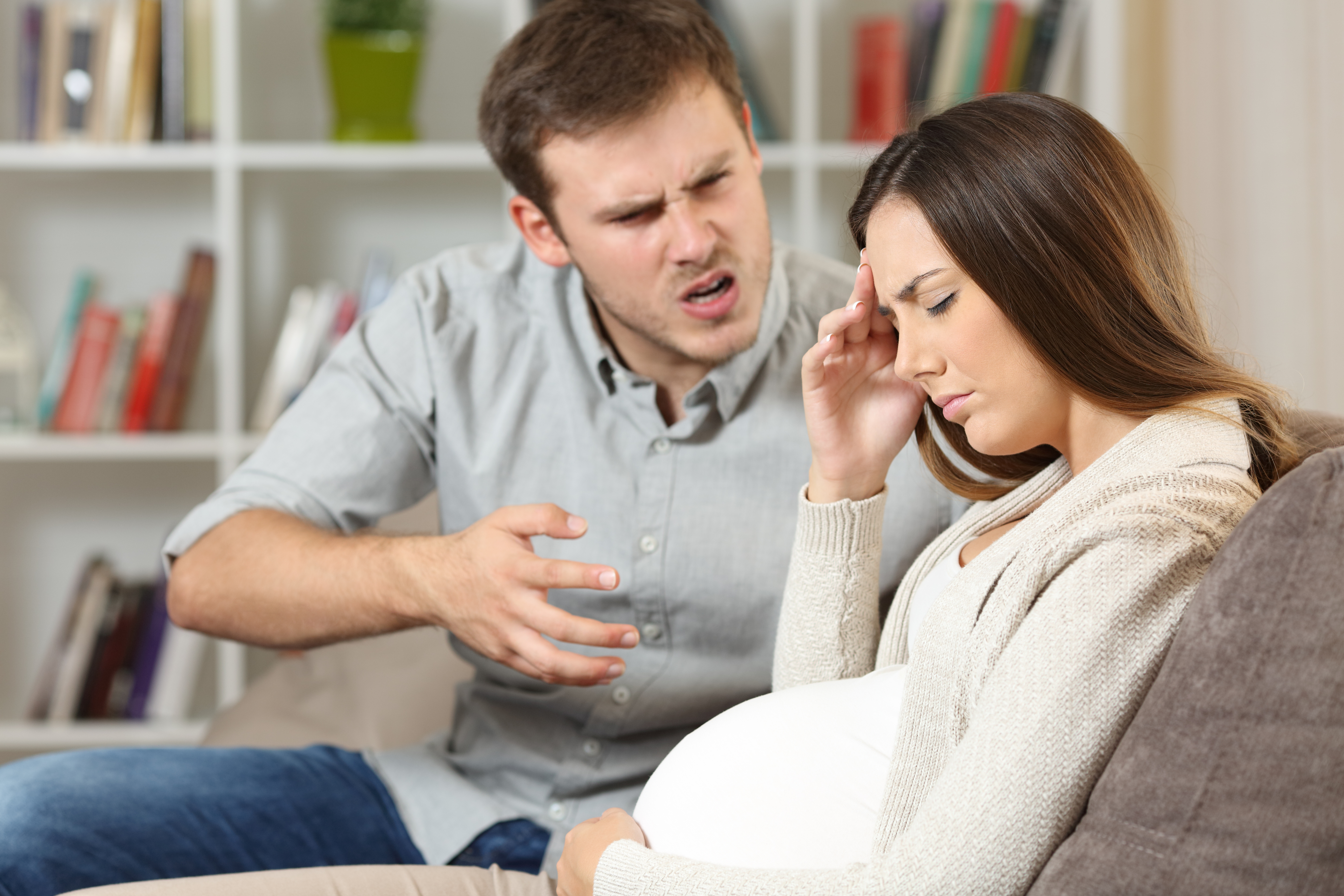 Hombre discutiendo con su triste esposa embarazada | Foto: Shutterstock