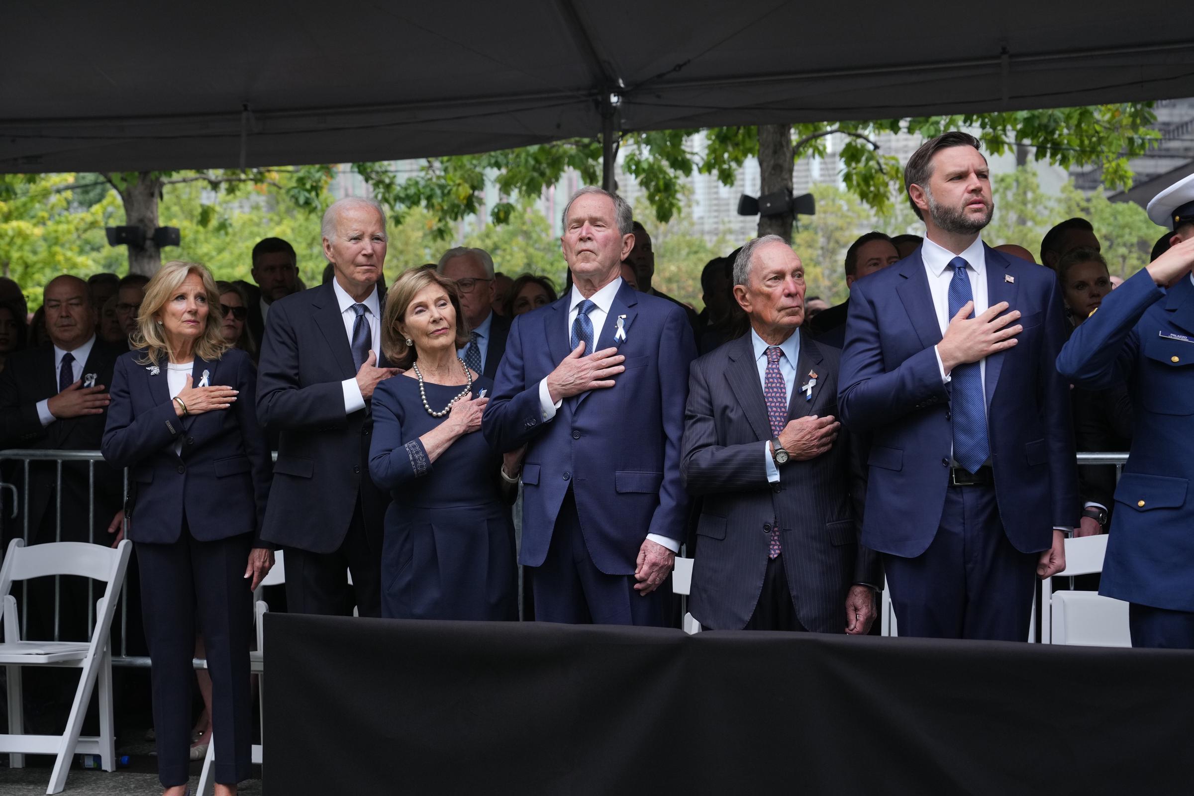 La Dra. Jill Biden, el expresidente Joe Biden, Laura Bush, el expresidente George W. Bush, Michael Bloomberg y el vicepresidente JD Vance asisten a la ceremonia para conmemorar el 25.º aniversario de los atentados terroristas del 11 de septiembre contra el World Trade Center en el Monumento Conmemorativo y Museo Nacional del 11-S el 11 de septiembre de 2026, en Nueva York. | Fuente: Getty Images
