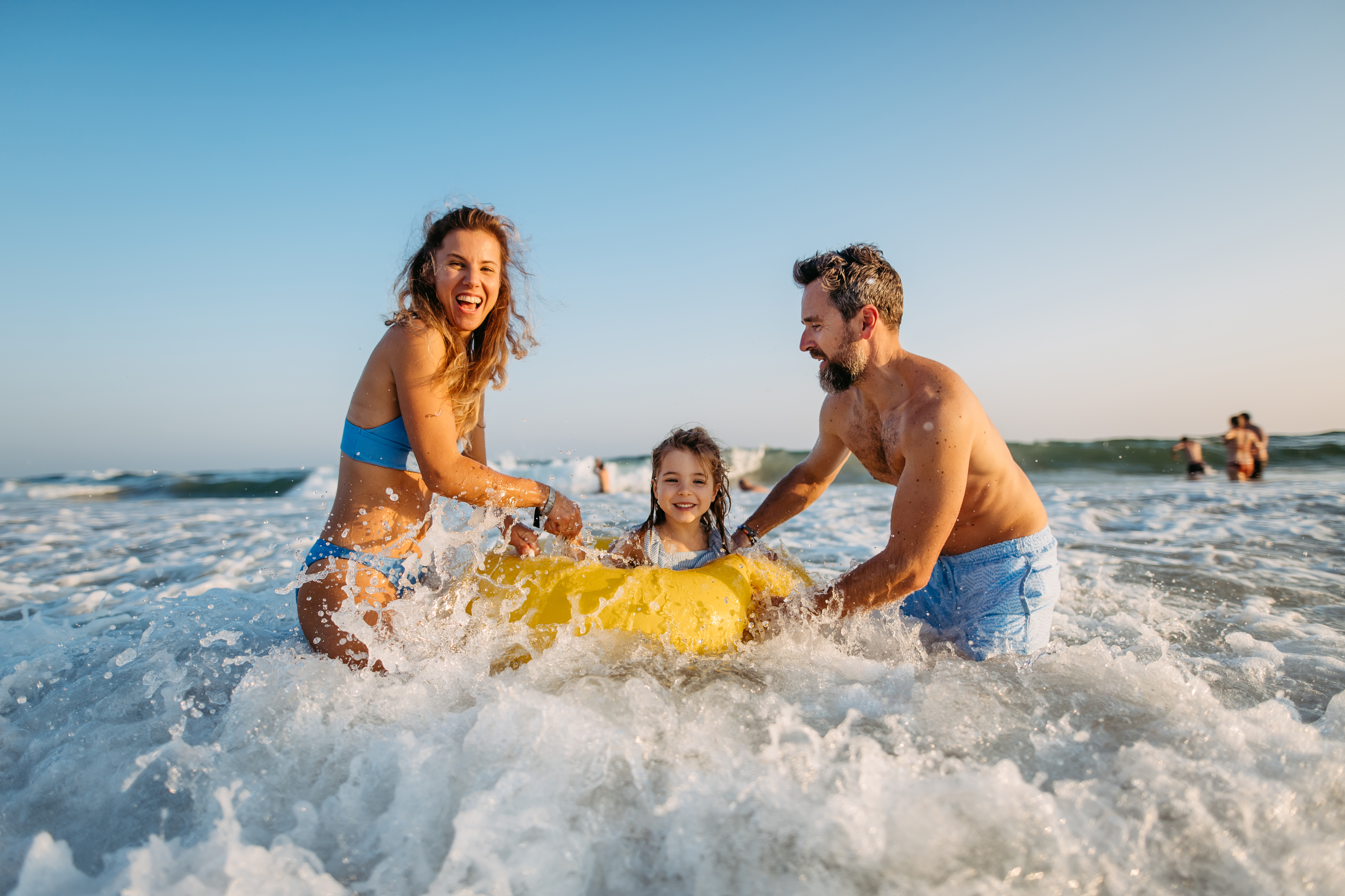Una familia feliz en la playa | Foto: Getty Images