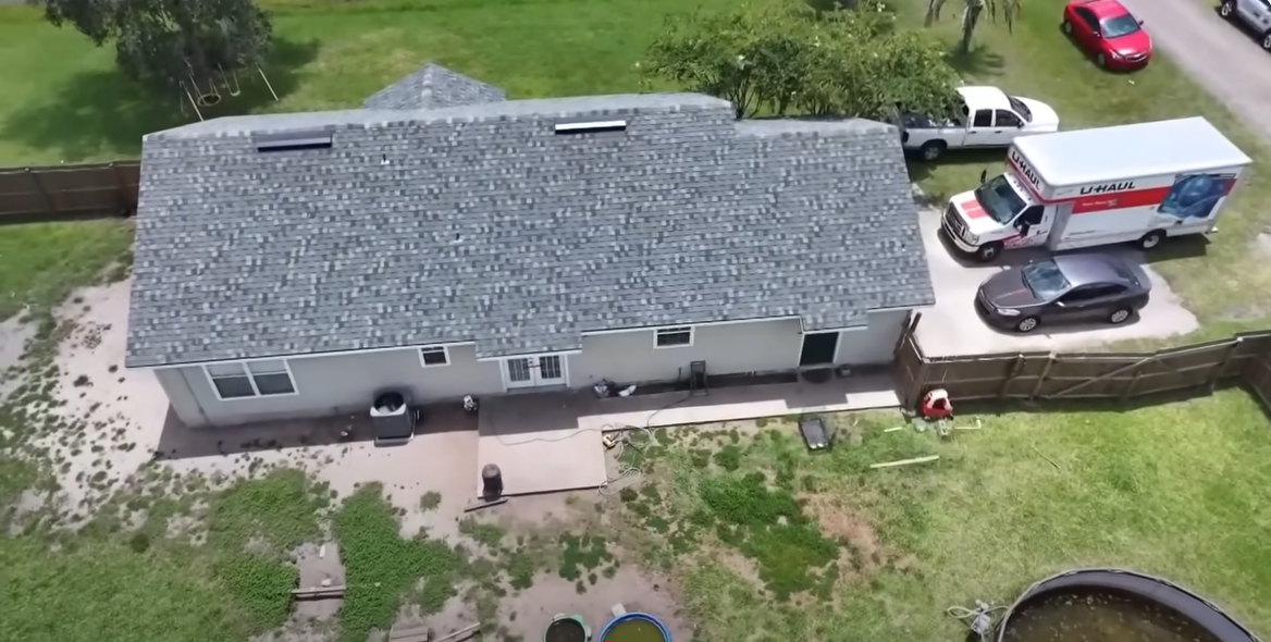 Vista aérea de la casa con la furgoneta U-Haul aparcada fuera de la casa, de un vídeo publicado el 2 de agosto de 2025 | Fuente: YouTube/FirstCoastNews