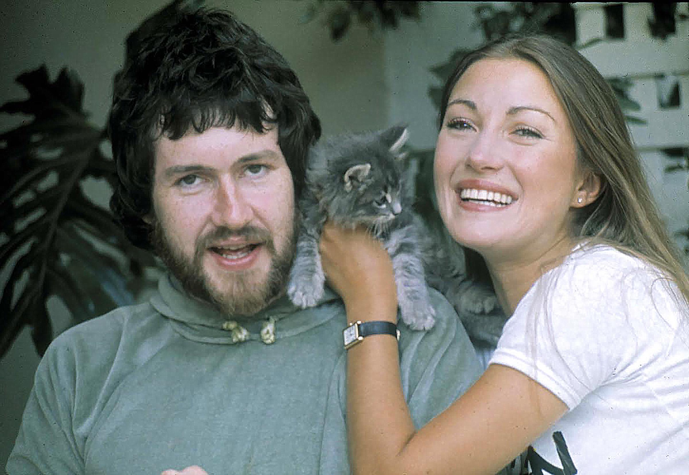 Geoffrey Planer y la actriz fotografiados en su casa de Hollywood Hills el 1 de enero de 1977, en Los Ángeles, California | Fuente: Getty Images