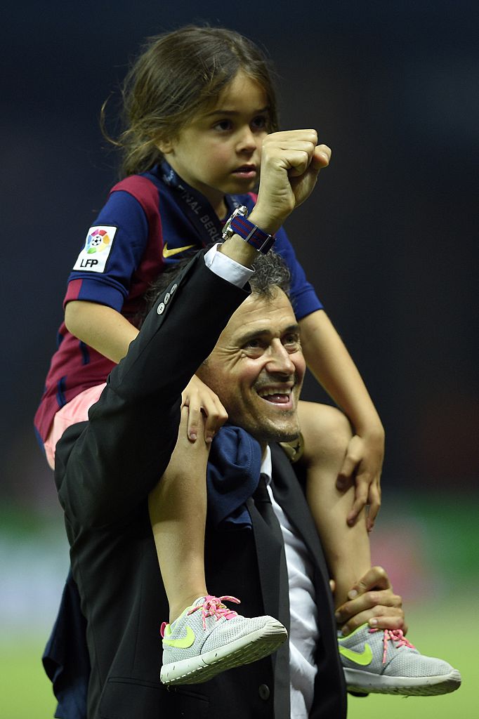 Luis Enrique, entrenador del FC Barcelona, celebra con su hija Xana Martínez tras la victoria de su equipo en la final de la UEFA Champions League entre la Juventus y el FC Barcelona en el Olympiastadion el 6 de junio de 2015 en Berlín, Alemania. | Foto: Getty Images