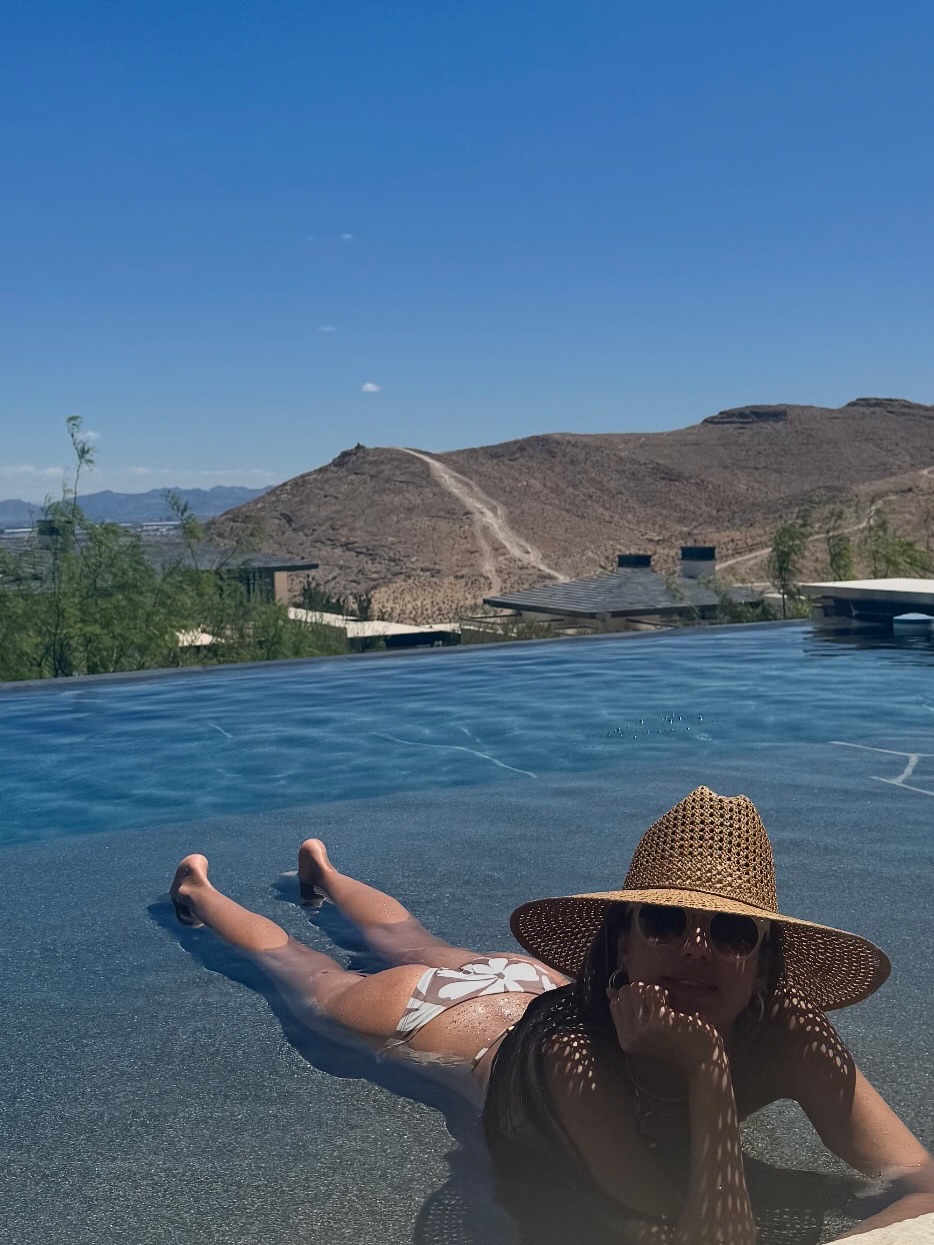Jessica Alba junto a la piscina en sus vacaciones desde su carrusel de fotos del 1 de junio de 2025 | Fuente: Instagram/jessicaalba